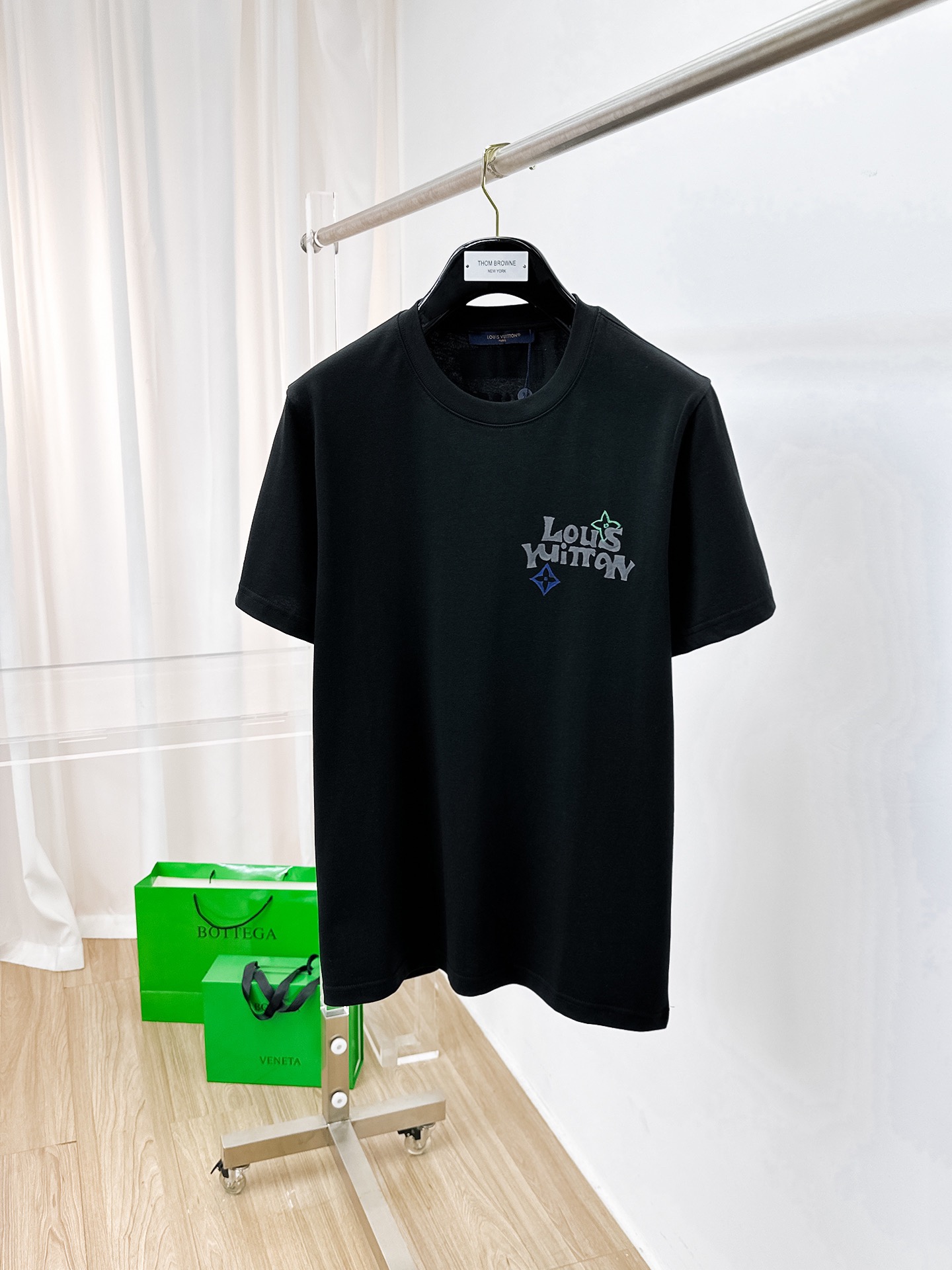 NO:513822,LV high-end fabric 2025 spring and summer new product is launched in the market for classic round neck short-sleeved fashion item design, more fashionable and comfortable, high-standard customization, very stylish upper body, very delicate texture, exquisite details and exquisite craftsmanship, extremely shaping item, suitable for any fashion, super good style, a must-have item for trendy men Size S-3XL 'The style is too large, please report height and weight to place an order' Black and white, louis vuitton, T-shirt, alexander wang19860909LV 高定面料 2025春夏新品上市时尚经典圆领短袖时尚单品设计,更加时尚舒适,高标准定制,上身非常有型,质感非常细腻,细节工艺精湛考究,塑造性极高的一款单品,适合任何时装都可以搭配,版型超级好 潮男必备单品 尺码S-3XL《版型偏大 ,下单请报身高体重》 颜色黑,白,,louis vuitton,T-shirt,alexander wang,Men's clothing