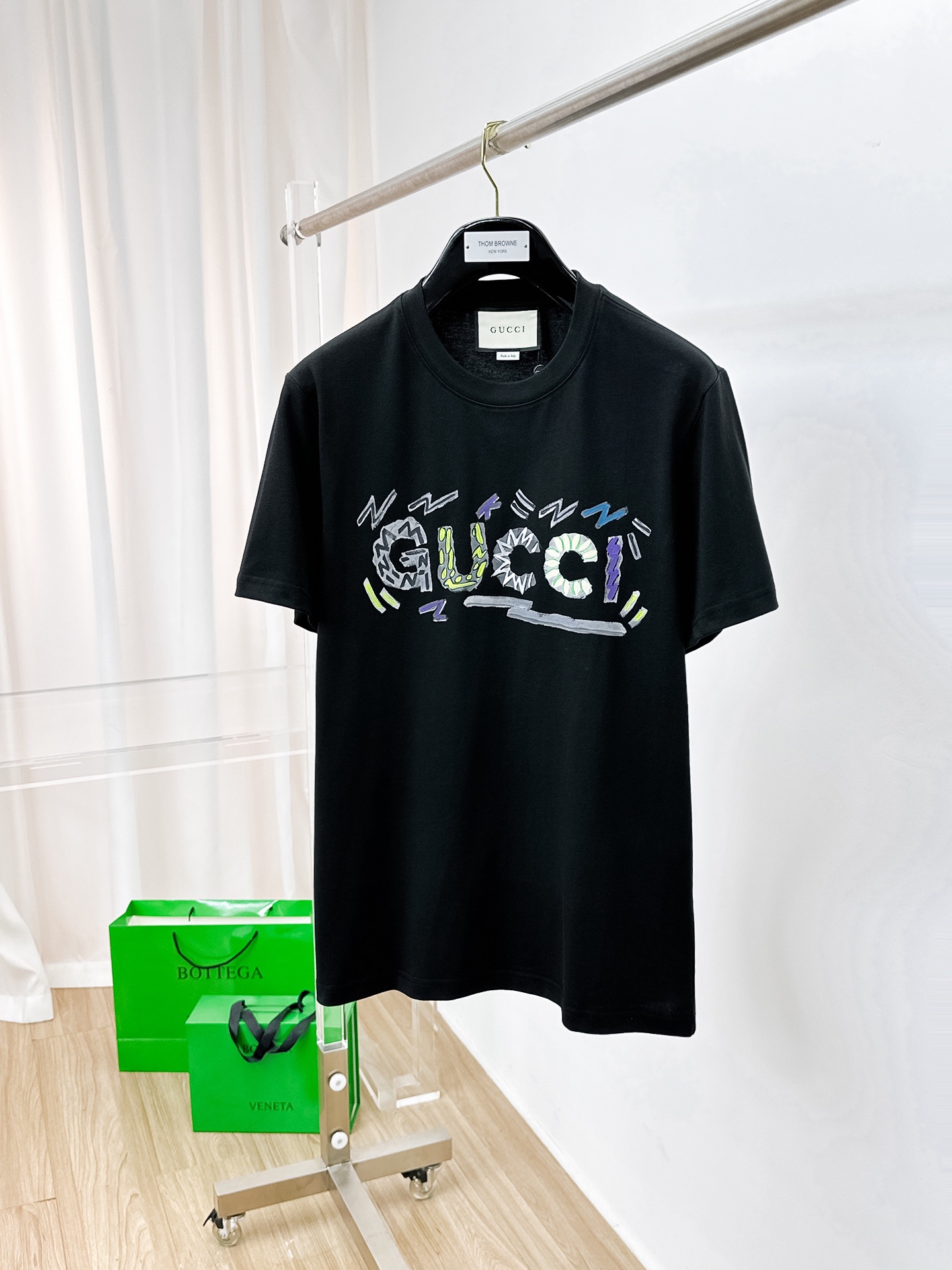 NO:513825,GUCCI high-end fabric 2025 spring and summer new product is launched in the market for classic round neck short-sleeved fashion item design, more fashionable and comfortable, high-standard customization, very stylish upper body, very delicate texture, exquisite details and exquisite craftsmanship, extremely shaping item, suitable for any fashion, super good style, a must-have item for trendy men Size S-3XL 'The style is too large, please report height and weight to place an order' Color black, white, gucci, T-shirt, alexander wang19860909GUCCI 高定面料 2025春夏新品上市时尚经典圆领短袖时尚单品设计,更加时尚舒适,高标准定制,上身非常有型,质感非常细腻,细节工艺精湛考究,塑造性极高的一款单品,适合任何时装都可以搭配,版型超级好 潮男必备单品 尺码S-3XL《版型偏大 ,下单请报身高体重》 颜色黑,白,,gucci,T-shirt,alexander wang,Men's clothing