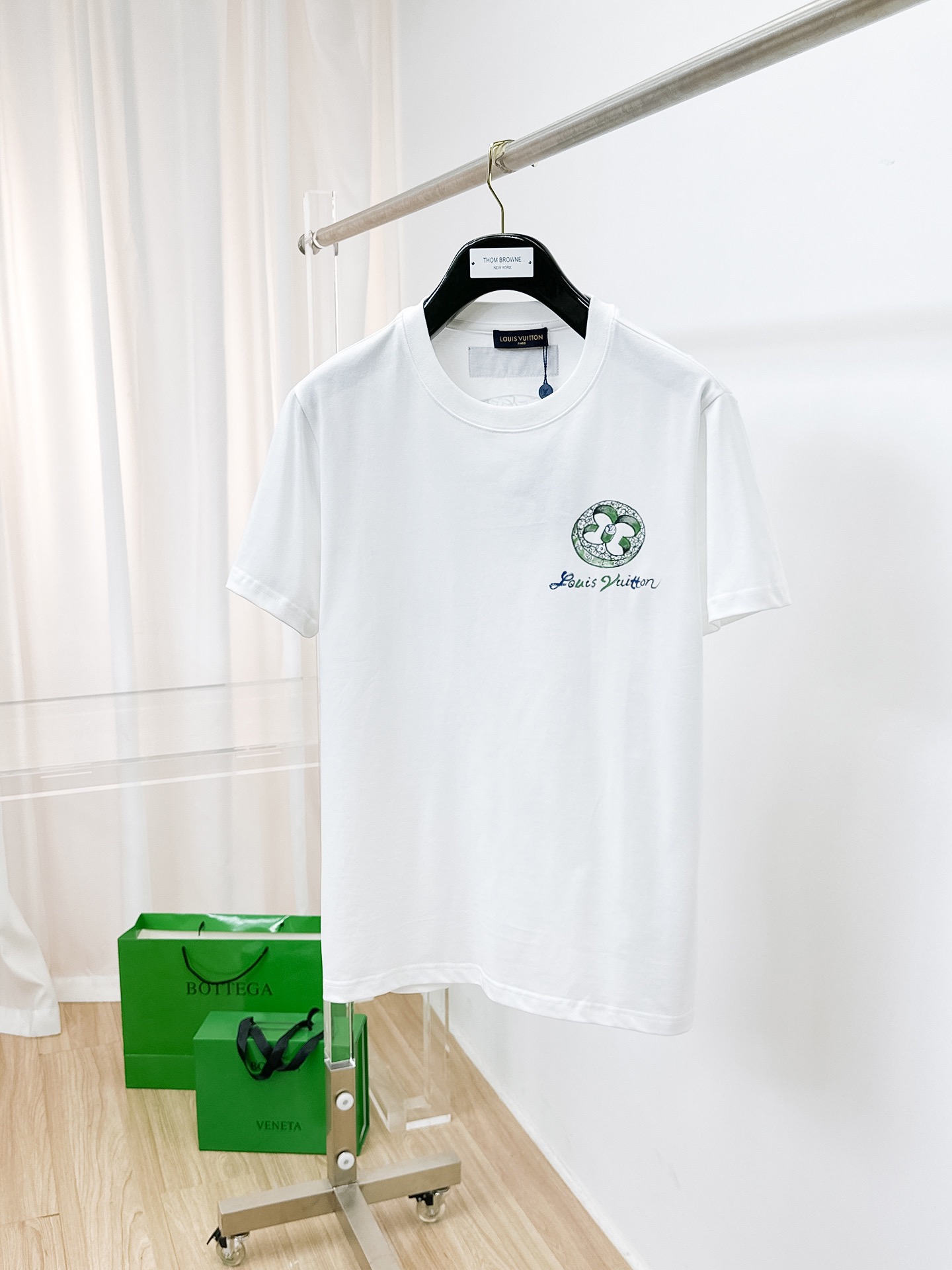 NO:513828,LV high-end fabric 2025 spring and summer new product is launched in the market for classic round neck short-sleeved fashion item design, more fashionable and comfortable, high-standard customization, very stylish upper body, very delicate texture, exquisite details and exquisite craftsmanship, extremely shaping item, suitable for any fashion, super good style, a must-have item for trendy men Size S-3XL 'The style is too large, please report height and weight to place an order' Black and white, louis vuitton, T-shirt, alexander wang19860909LV 高定面料 2025春夏新品上市时尚经典圆领短袖时尚单品设计,更加时尚舒适,高标准定制,上身非常有型,质感非常细腻,细节工艺精湛考究,塑造性极高的一款单品,适合任何时装都可以搭配,版型超级好 潮男必备单品 尺码S-3XL《版型偏大 ,下单请报身高体重》 颜色黑,白,,louis vuitton,T-shirt,alexander wang,Men's clothing