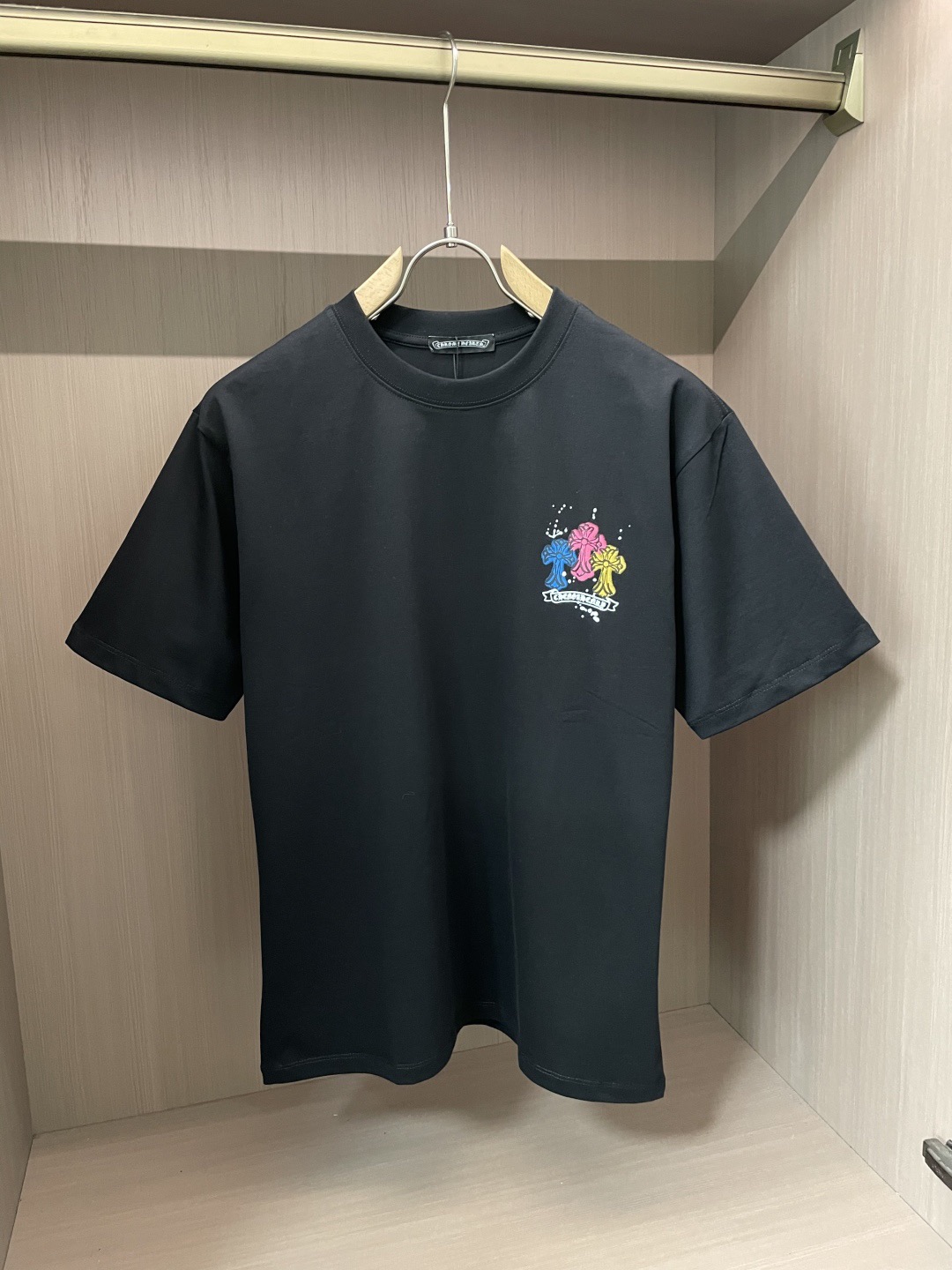 NO:518813,Croxin Haute Clothing Fabric 2025 Spring and Summer New Products are available for sale in Fashion Classic Round Neck Short Sleeve Fashion Product Design, which is more fashionable and comfortable, with high standard customization, very stylish upper body, very delicate texture, exquisite details and exquisite craftsmanship, and extremely shaping item, suitable for any fashion, super good style, a must-have item for trendy men Size S-3XL 'The style is too large, please report height and weight to place an order' Color black, white, chrome hearts, T-shirt, alexander wang19860909克罗心 高定面料 2025春夏新品上市时尚经典圆领短袖时尚单品设计,更加时尚舒适,高标准定制,上身非常有型,质感非常细腻,细节工艺精湛考究,塑造性极高的一款单品,适合任何时装都可以搭配,版型超级好 潮男必备单品 尺码S-3XL《版型偏大 ,下单请报身高体重》 颜色黑,白,,chrome hearts,T-shirt,alexander wang,Men's clothing