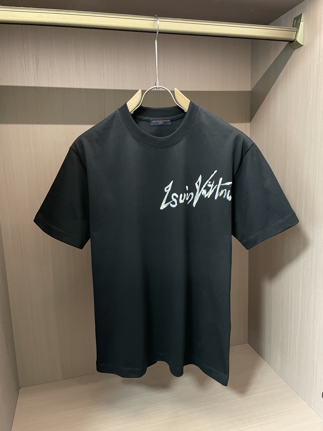 NO:518816,LV high-end fabric 2025 spring and summer new product is launched in the market for classic round neck short-sleeved fashion item design, more fashionable and comfortable, high-standard customization, very stylish upper body, very delicate texture, exquisite details and exquisite craftsmanship, extremely shaping item, suitable for any fashion, super good style, a must-have item for trendy men Size S-3XL 'The style is too large, please report height and weight to place an order' Black and white, louis vuitton, T-shirt, alexander wang19860909LV 高定面料 2025春夏新品上市时尚经典圆领短袖时尚单品设计,更加时尚舒适,高标准定制,上身非常有型,质感非常细腻,细节工艺精湛考究,塑造性极高的一款单品,适合任何时装都可以搭配,版型超级好 潮男必备单品 尺码S-3XL《版型偏大 ,下单请报身高体重》 颜色黑,白,,louis vuitton,T-shirt,alexander wang,Men's clothing