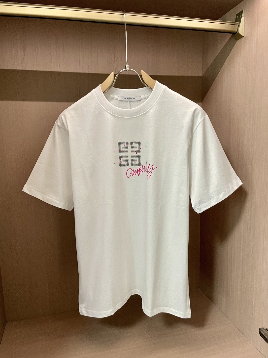 NO:518819,Givenchy Haute Clothing Fabric 2025 Spring and Summer New Products are available for sale in Fashion Classic Round Neck Short Sleeve Fashion Product Design, which is more fashionable and comfortable, customized with high standards. The upper body is very stylish, the texture is very delicate, the details are exquisite and exquisite, and the shaping is extremely high. It is suitable for any fashion. The style is super good. A must-have item for trendy men. Size S-3XL. 'The style is too large. Please report height and weight to place an order. Color is black and white. Givenchy, T-shirt, alexander wang19860909纪梵希 高定面料 2025春夏新品上市时尚经典圆领短袖时尚单品设计,更加时尚舒适,高标准定制,上身非常有型,质感非常细腻,细节工艺精湛考究,塑造性极高的一款单品,适合任何时装都可以搭配,版型超级好 潮男必备单品 尺码S-3XL《版型偏大 ,下单请报身高体重》 颜色黑,白,,givenchy,T-shirt,alexander wang,Men's clothing