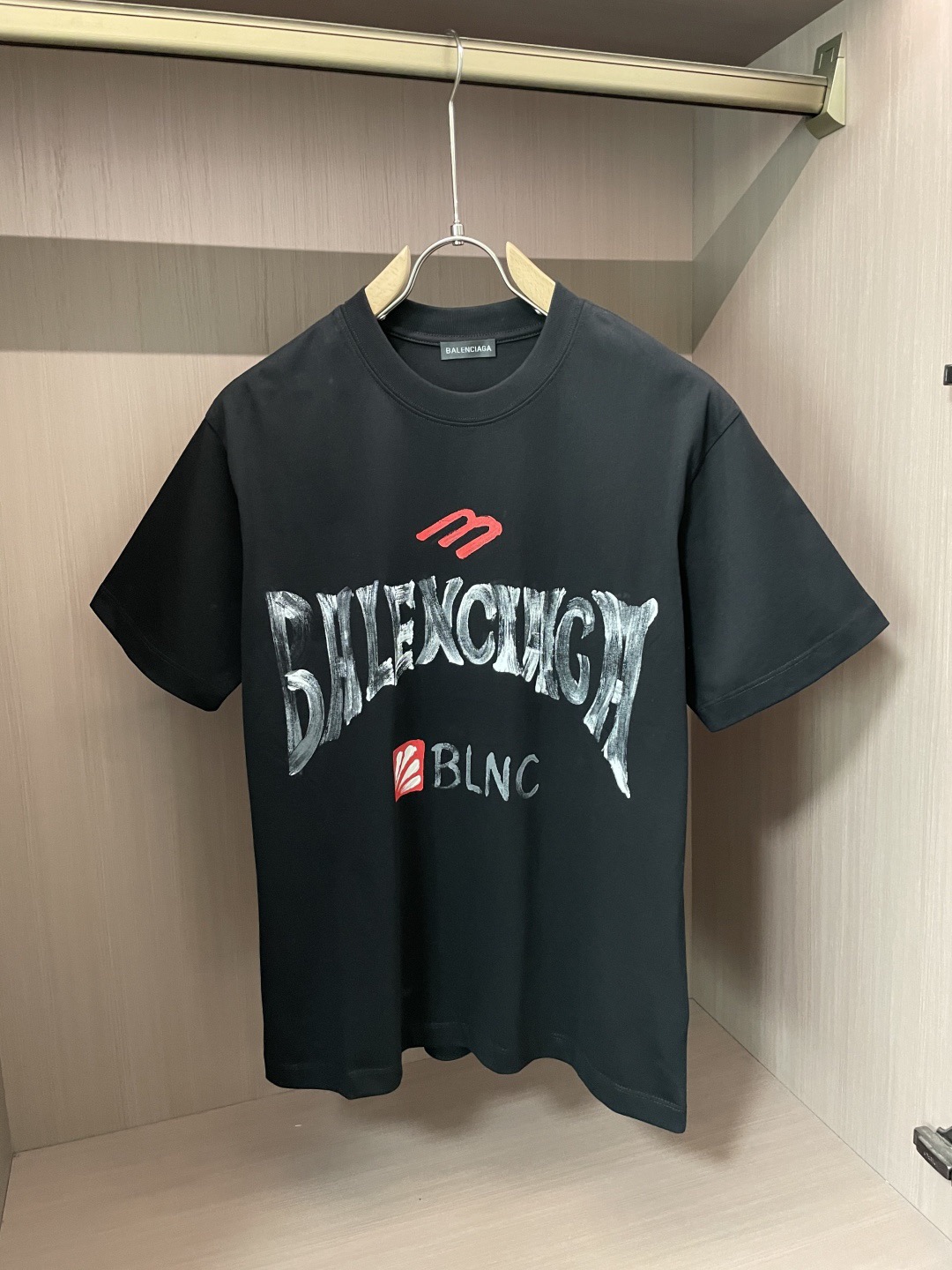 NO:518822,Balenciaga high-end fabric 2025 spring and summer new products are available for sale in fashion classic round neck short-sleeved fashion item design, more fashionable and comfortable, high-standard customization, very stylish upper body, very delicate texture, exquisite details and exquisite craftsmanship, extremely shaping item, suitable for any fashion, super good style, a must-have item for trendy men Size S-3XL 'The style is too large, please report height and weight to place an order' Black, white, balenciaga, T-shirt, alexander wang19860909巴黎世家 高定面料 2025春夏新品上市时尚经典圆领短袖时尚单品设计,更加时尚舒适,高标准定制,上身非常有型,质感非常细腻,细节工艺精湛考究,塑造性极高的一款单品,适合任何时装都可以搭配,版型超级好 潮男必备单品 尺码S-3XL《版型偏大 ,下单请报身高体重》 颜色黑,白,,balenciaga,T-shirt,alexander wang,Men's clothing