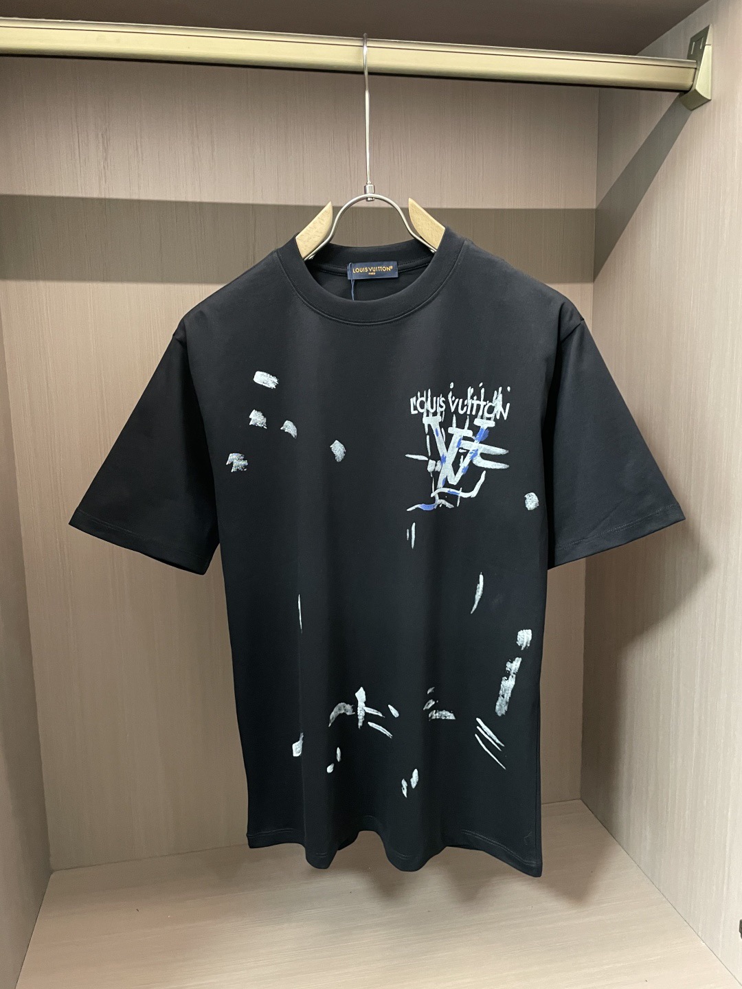 NO:518825,LV high-end fabric 2025 spring and summer new product is launched in the market for classic round neck short-sleeved fashion item design, more fashionable and comfortable, high-standard customization, very stylish upper body, very delicate texture, exquisite details and exquisite craftsmanship, extremely shaping item, suitable for any fashion, super good style, a must-have item for trendy men Size S-3XL 'The style is too large, please report height and weight to place an order' Black and white, louis vuitton, T-shirt, alexander wang19860909LV 高定面料 2025春夏新品上市时尚经典圆领短袖时尚单品设计,更加时尚舒适,高标准定制,上身非常有型,质感非常细腻,细节工艺精湛考究,塑造性极高的一款单品,适合任何时装都可以搭配,版型超级好 潮男必备单品 尺码S-3XL《版型偏大 ,下单请报身高体重》 颜色黑,白,,louis vuitton,T-shirt,alexander wang,Men's clothing