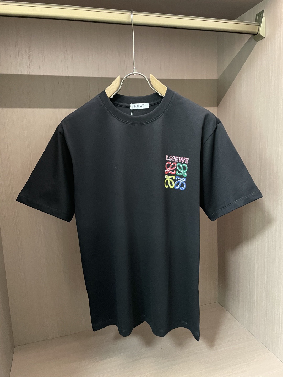 NO:518828,Loewe high-end fabric 2025 spring and summer new product is launched in the market for classic round neck short-sleeved fashion item design, more fashionable and comfortable, high-standard customization, very stylish upper body, very delicate texture, exquisite details and exquisite craftsmanship, extremely shaping item, suitable for any fashion, super good style, a must-have item for trendy men Size S-3XL 'The style is too large, please report height and weight to place an order' Black, white, loewe, T-shirt, alexander wang19860909Loewe 高定面料 2025春夏新品上市时尚经典圆领短袖时尚单品设计,更加时尚舒适,高标准定制,上身非常有型,质感非常细腻,细节工艺精湛考究,塑造性极高的一款单品,适合任何时装都可以搭配,版型超级好 潮男必备单品 尺码S-3XL《版型偏大 ,下单请报身高体重》 颜色黑,白,,loewe,T-shirt,alexander wang,Men's clothing