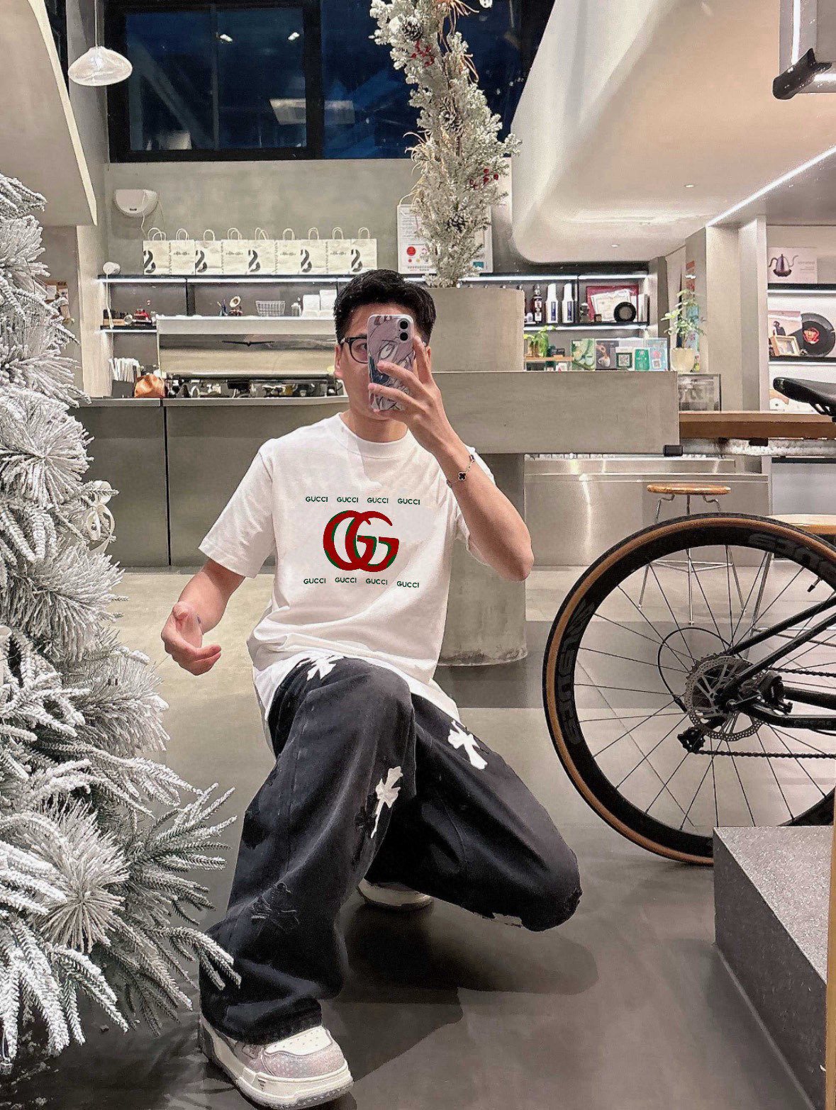 NO:516274,Gucci's new spring and summer new style first-time counter latest short-sleeved round-neck T-shirt, high-end customization, avant-garde and fashionable design!  Brand logo emphasizes craftsmanship design, high-end customized fabric, soft feel, comfortable to wear, exquisite counter-level car lines, fine workmanship, and invincible and handsome upper body effect!  A must-have item for handsome men!  Color black. White. Number of code S-3XL (please report height and weight by placing an order), gucci, T-shirt, tees, t-shirt, alexander wang19860909古驰 2025春夏新款首发专柜最新款短袖圆领T恤 高端订制 设计前卫时尚！品牌logo重工艺设计 高端定制面料.手感柔软.穿着舒适.专柜级别精致车线.做工精细.上身效果无敌帅气！型男必备单品！颜色黑色.白色.码数S-3XL（下单请报身高体重）,,gucci,T-shirt,tees，t-shirt,alexander wang,Men's clothing