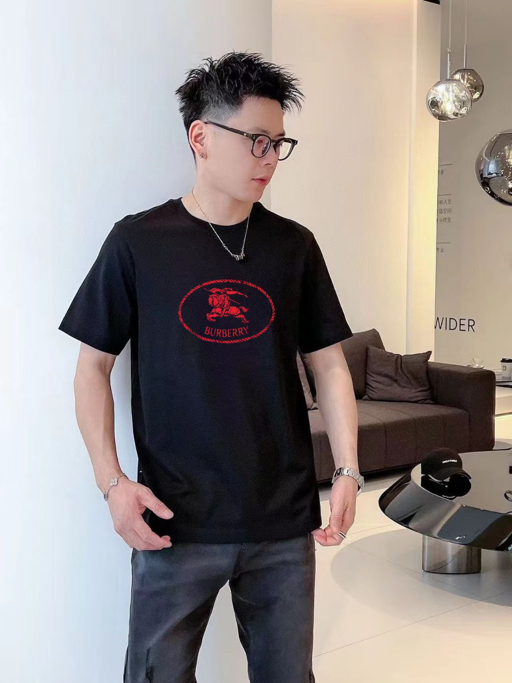 NO:516270,Burberry's new spring and summer new style first-time counter has the latest short-sleeved round-neck T-shirt with high-end customization and avant-garde and fashionable design!  Brand logo emphasizes craftsmanship design, high-end customized fabric, soft feel, comfortable to wear, exquisite counter-level car lines, fine workmanship, and invincible and handsome upper body effect!  A must-have item for handsome men!  Color black. White. Number of code S-3XL (please report height and weight by placing an order), burberry, T-shirt, tees, t-shirt, alexander wang19860909巴宝莉 2025春夏新款首发专柜最新款短袖圆领T恤 高端订制 设计前卫时尚！品牌logo重工艺设计 高端定制面料.手感柔软.穿着舒适.专柜级别精致车线.做工精细.上身效果无敌帅气！型男必备单品！颜色黑色.白色.码数S-3XL（下单请报身高体重）,,burberry,T-shirt,tees，t-shirt,alexander wang,Men's clothing