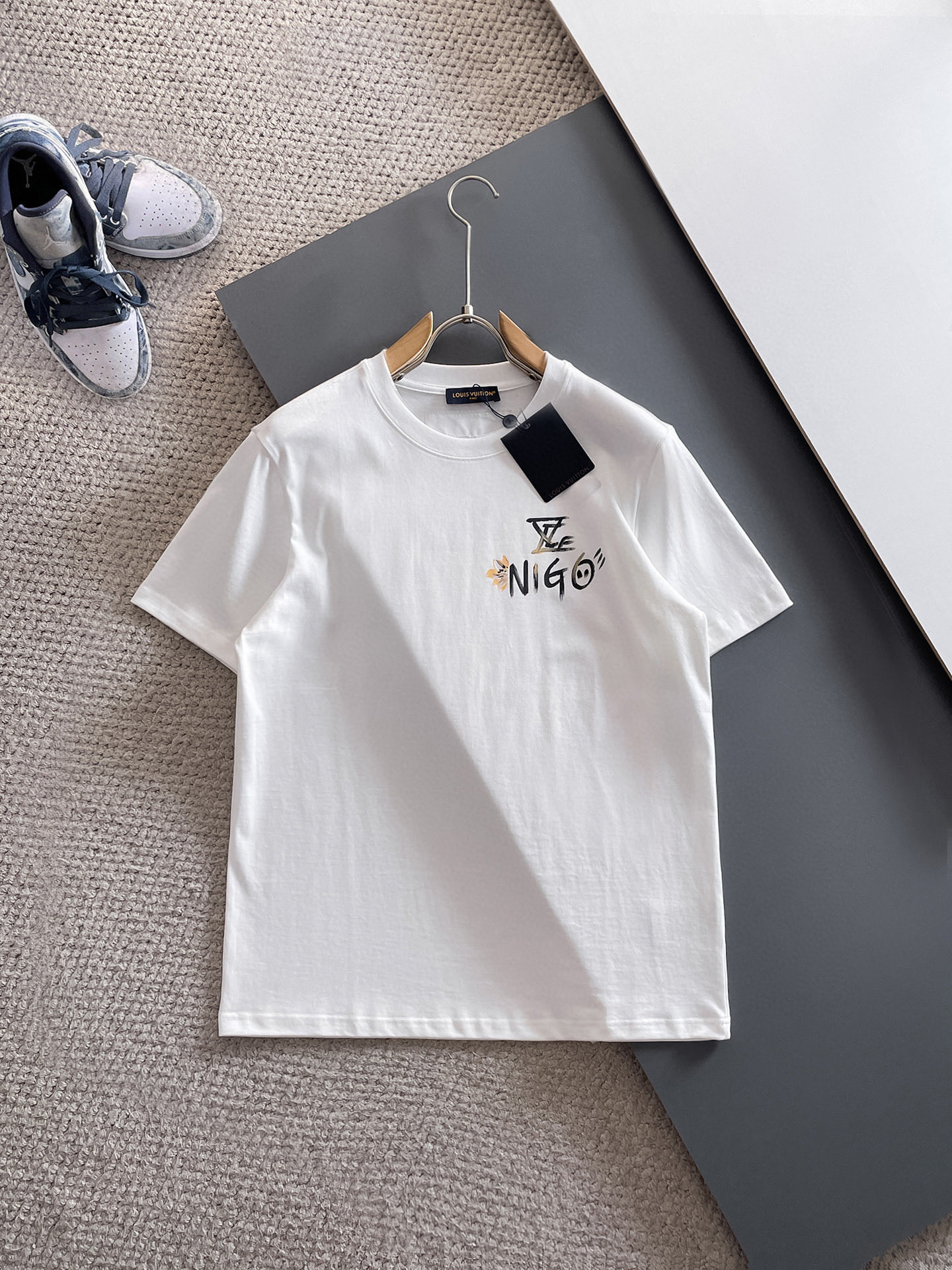 NO:522470,LV 2025 spring and summer new style first-time counter latest short-sleeved round-neck T-shirt, high-end customization, avant-garde and fashionable design!  Brand logo emphasizes craftsmanship design, high-end customized fabric, soft feel, comfortable to wear, exquisite counter-level car lines, fine workmanship, and invincible and handsome upper body effect!  A must-have item for handsome men!  Color black. White. Number of code S-3XL (please report height and weight by placing an order), louis vuitton, T-shirt, tees, t-shirt, alexander wang19860909LV 2025春夏新款首发专柜最新款短袖圆领T恤 高端订制 设计前卫时尚！品牌logo重工艺设计 高端定制面料.手感柔软.穿着舒适.专柜级别精致车线.做工精细.上身效果无敌帅气！型男必备单品！颜色黑色.白色.码数S-3XL（下单请报身高体重）,,louis vuitton,T-shirt,tees，t-shirt,alexander wang,Men's clothing