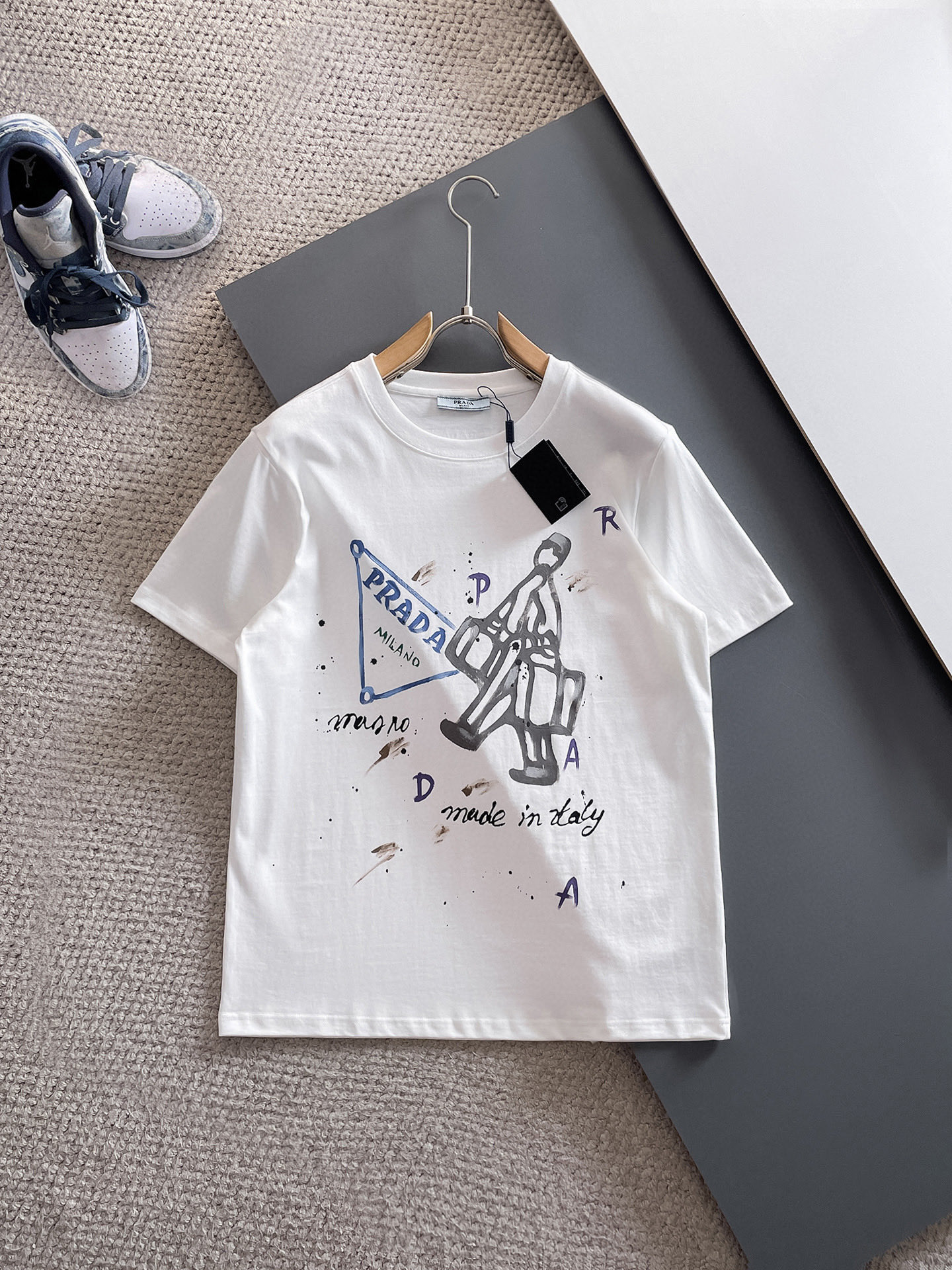 NO:522472,Prada's new spring and summer new style first-time counter latest short-sleeved round-neck T-shirt, high-end customization, avant-garde and fashionable design!  Brand logo emphasizes craftsmanship design, high-end customized fabric, soft feel, comfortable to wear, exquisite counter-level car lines, fine workmanship, and invincible and handsome upper body effect!  A must-have item for handsome men!  Color black. White. Number of code S-3XL (please report height and weight by placing an order), prada, T-shirt,tees, t-shirt,alexander wang19860909Prada 2025春夏新款首发专柜最新款短袖圆领T恤 高端订制 设计前卫时尚！品牌logo重工艺设计 高端定制面料.手感柔软.穿着舒适.专柜级别精致车线.做工精细.上身效果无敌帅气！型男必备单品！颜色黑色.白色.码数S-3XL（下单请报身高体重）,,prada,T-shirt,tees，t-shirt,alexander wang,Men's clothing