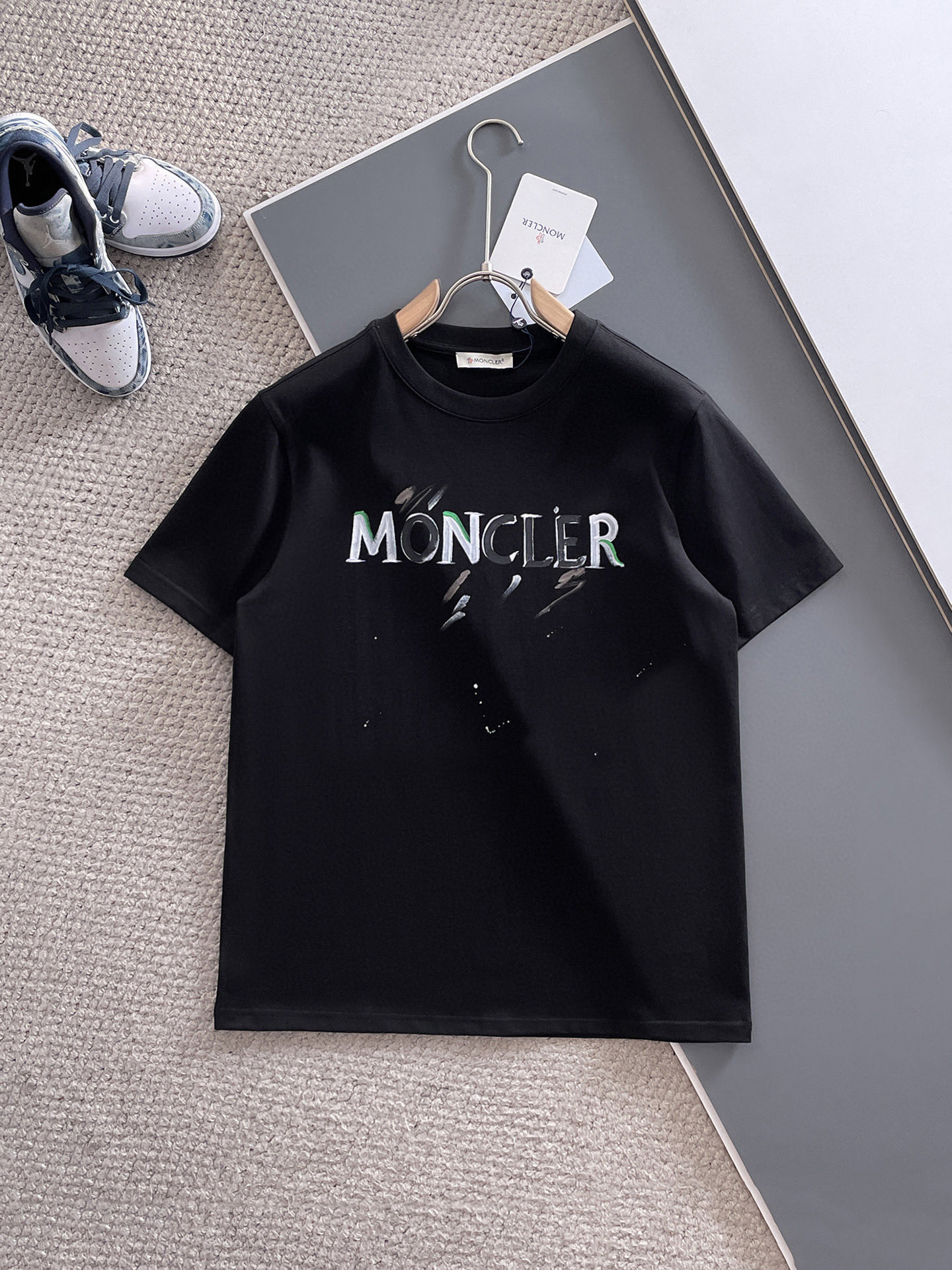 NO:522476,The new spring and summer 2025 new spring and summer first-time counter latest short-sleeved round-neck T-shirt, high-end customization, avant-garde and fashionable design!  Brand logo emphasizes craftsmanship design, high-end customized fabric, soft feel, comfortable to wear, exquisite counter-level car lines, fine workmanship, and invincible and handsome upper body effect!  A must-have item for handsome men!  Color black. White. Number of code S-3XL (please report height and weight if you place an order), Moncler, T-shirt, tees, t-shirt, alexander wang19860909蒙口 2025春夏新款首发专柜最新款短袖圆领T恤 高端订制 设计前卫时尚！品牌logo重工艺设计 高端定制面料.手感柔软.穿着舒适.专柜级别精致车线.做工精细.上身效果无敌帅气！型男必备单品！颜色黑色.白色.码数S-3XL（下单请报身高体重）,,Moncler,T-shirt,tees，t-shirt,alexander wang,Men's clothing