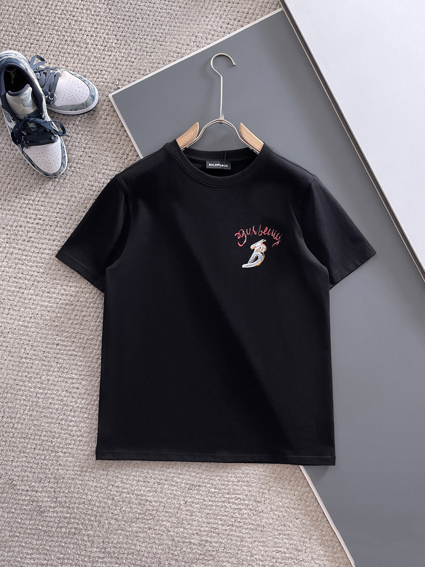 NO:522478,Burberry's new spring and summer new style first-time counter has the latest short-sleeved round-neck T-shirt with high-end customization and avant-garde and fashionable design!  Brand logo emphasizes craftsmanship design, high-end customized fabric, soft feel, comfortable to wear, exquisite counter-level car lines, fine workmanship, and invincible and handsome upper body effect!  A must-have item for handsome men!  Color black. White. Number of code S-3XL (please report height and weight by placing an order), burberry, T-shirt, tees, t-shirt, alexander wang19860909巴宝莉 2025春夏新款首发专柜最新款短袖圆领T恤 高端订制 设计前卫时尚！品牌logo重工艺设计 高端定制面料.手感柔软.穿着舒适.专柜级别精致车线.做工精细.上身效果无敌帅气！型男必备单品！颜色黑色.白色.码数S-3XL（下单请报身高体重）,,burberry,T-shirt,tees，t-shirt,alexander wang,Men's clothing