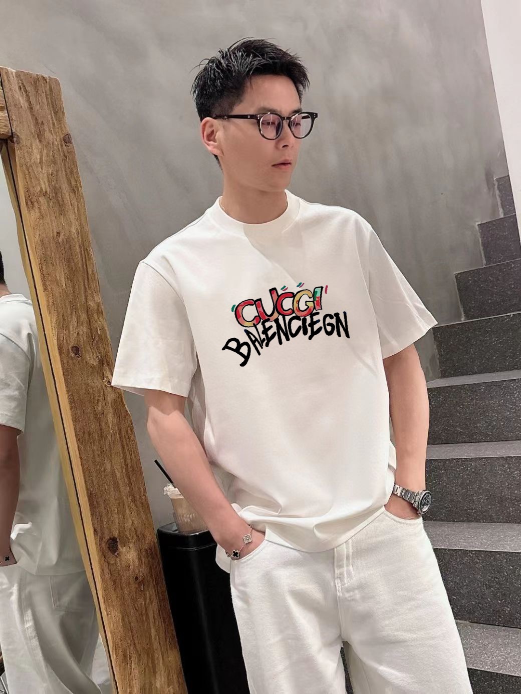 NO:516304,Gucci's new spring and summer new style first-time counter latest short-sleeved round-neck T-shirt, high-end customization, avant-garde and fashionable design!  Brand logo emphasizes craftsmanship design, high-end customized fabric, soft feel, comfortable to wear, exquisite counter-level car lines, fine workmanship, and invincible and handsome upper body effect!  A must-have item for handsome men!  Color black. White. Number of code S-3XL (please report height and weight by placing an order), gucci, T-shirt, tees, t-shirt, alexander wang19860909古驰 2025春夏新款首发专柜最新款短袖圆领T恤 高端订制 设计前卫时尚！品牌logo重工艺设计 高端定制面料.手感柔软.穿着舒适.专柜级别精致车线.做工精细.上身效果无敌帅气！型男必备单品！颜色黑色.白色.码数S-3XL（下单请报身高体重）,,gucci,T-shirt,tees，t-shirt,alexander wang,Men's clothing