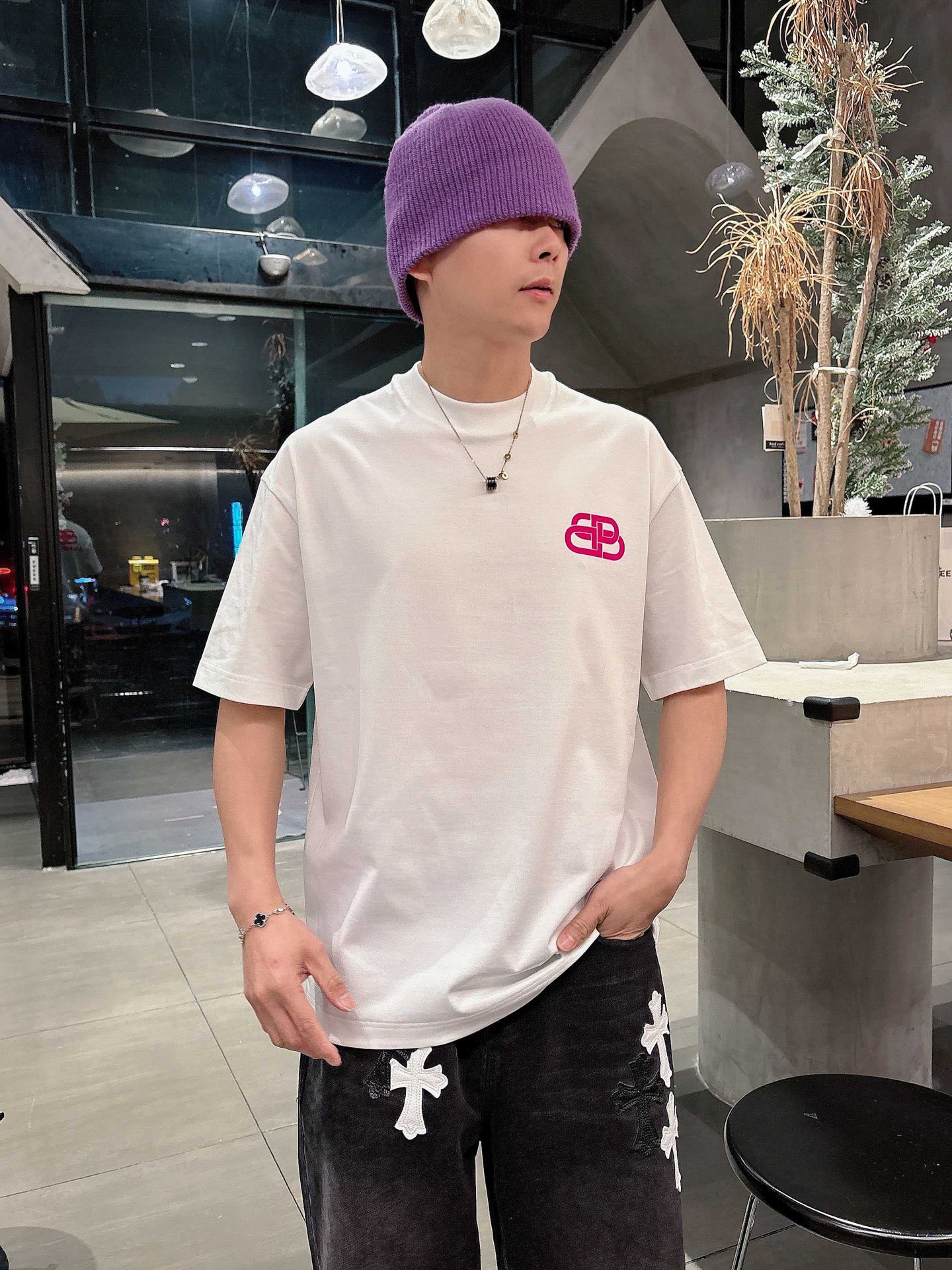 NO:516292,Balenciaga 2025 spring and summer new first-time counter latest short-sleeved round-neck T-shirt, high-end customization, avant-garde and fashionable design!  Brand logo emphasizes craftsmanship design, high-end customized fabric, soft feel, comfortable to wear, exquisite counter-level car lines, fine workmanship, and invincible and handsome upper body effect!  A must-have item for handsome men!  Color black. White. Number of code S-3XL (please report height and weight by placing an order), ,balenciaga, T-shirt,tees, t-shirt,alexander wang19860909巴黎世家 2025春夏新款首发专柜最新款短袖圆领T恤 高端订制 设计前卫时尚！品牌logo重工艺设计 高端定制面料.手感柔软.穿着舒适.专柜级别精致车线.做工精细.上身效果无敌帅气！型男必备单品！颜色黑色.白色.码数S-3XL（下单请报身高体重）,,balenciaga,T-shirt,tees，t-shirt,alexander wang,Men's clothing