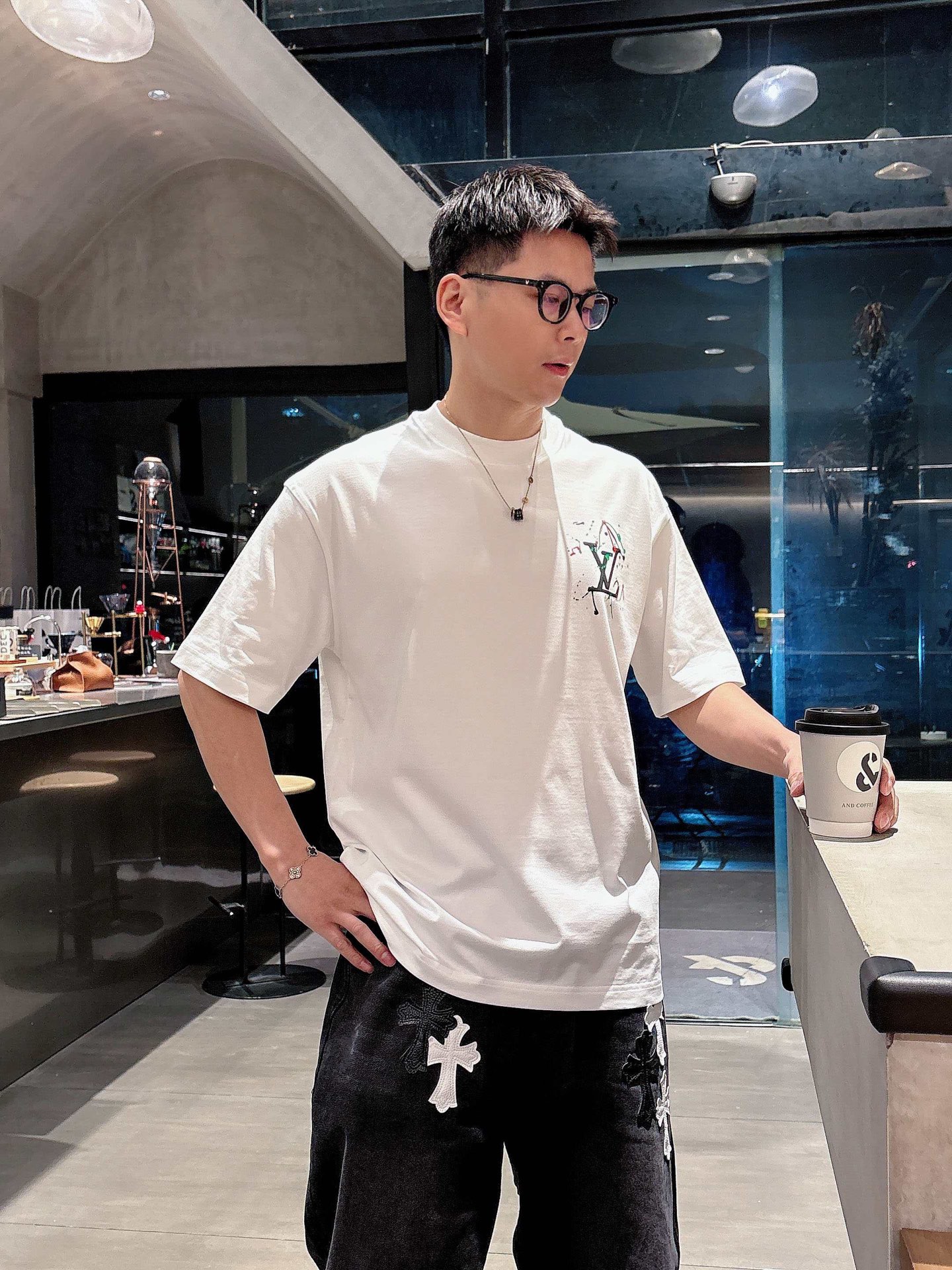 NO:516288,LV 2025 spring and summer new style first-time counter latest short-sleeved round-neck T-shirt, high-end customization, avant-garde and fashionable design!  Brand logo emphasizes craftsmanship design, high-end customized fabric, soft feel, comfortable to wear, exquisite counter-level car lines, fine workmanship, and invincible and handsome upper body effect!  A must-have item for handsome men!  Color black. White. Number of code S-3XL (please report height and weight by placing an order), louis vuitton, T-shirt, tees, t-shirt, alexander wang19860909LV 2025春夏新款首发专柜最新款短袖圆领T恤 高端订制 设计前卫时尚！品牌logo重工艺设计 高端定制面料.手感柔软.穿着舒适.专柜级别精致车线.做工精细.上身效果无敌帅气！型男必备单品！颜色黑色.白色.码数S-3XL（下单请报身高体重）,,louis vuitton,T-shirt,tees，t-shirt,alexander wang,Men's clothing