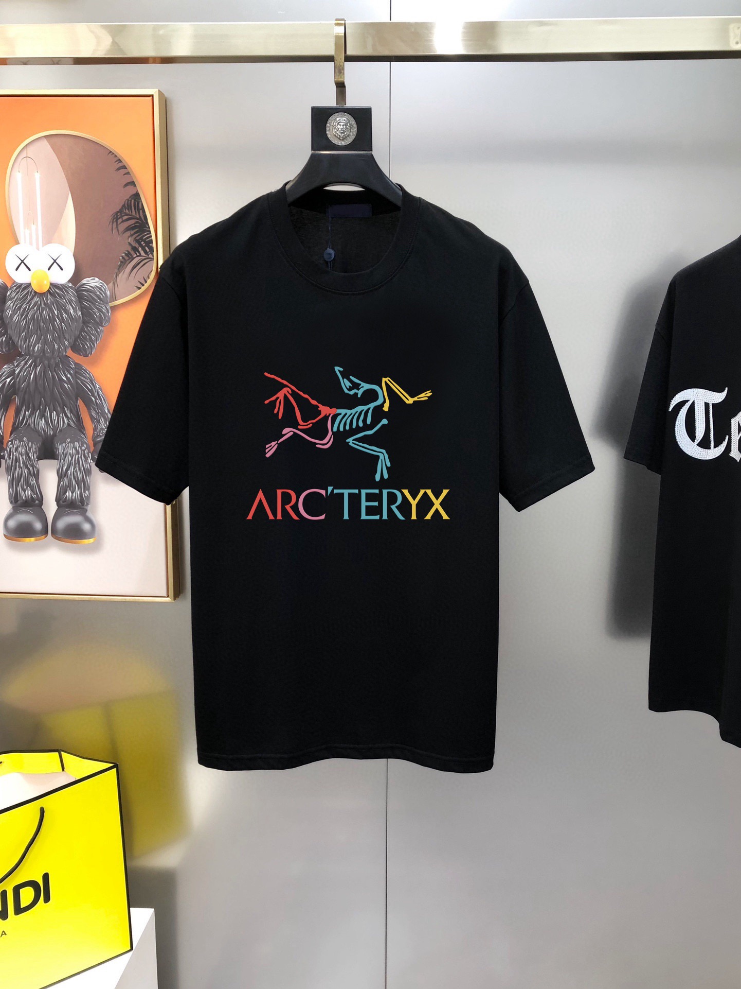 NO:516421,Archaeopteryx 2025 spring and summer new first-time counter latest short-sleeved round-neck T-shirt, high-end customization, avant-garde and fashionable design!  Brand logo emphasizes craftsmanship design, high-end customized fabric, soft feel, comfortable to wear, exquisite counter-level car lines, fine workmanship, and invincible and handsome upper body effect!  A must-have item for handsome men!  Color black. White. Number of code S-3XL (please report height and weight by placing an order), arc'teryx, T-shirt,tees, t-shirt,alexander wang19860909始祖鸟 2025春夏新款首发专柜最新款短袖圆领T恤 高端订制 设计前卫时尚！品牌logo重工艺设计 高端定制面料.手感柔软.穿着舒适.专柜级别精致车线.做工精细.上身效果无敌帅气！型男必备单品！颜色黑色.白色.码数S-3XL（下单请报身高体重）,arc'teryx,T-shirt,tees，t-shirt,alexander wang,Men's clothing