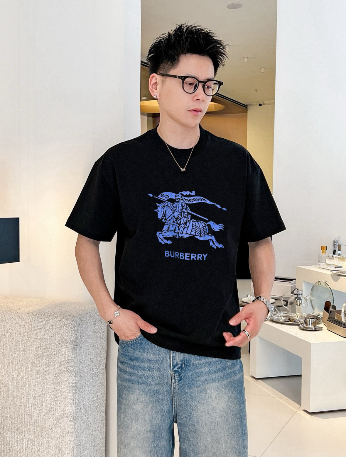 NO:516284,Burberry's new spring and summer new style first-time counter has the latest short-sleeved round-neck T-shirt with high-end customization and avant-garde and fashionable design!  Brand logo emphasizes craftsmanship design, high-end customized fabric, soft feel, comfortable to wear, exquisite counter-level car lines, fine workmanship, and invincible and handsome upper body effect!  A must-have item for handsome men!  Color black. White. Number of code S-3XL (please report height and weight by placing an order), burberry, T-shirt, tees, t-shirt, alexander wang19860909巴宝莉 2025春夏新款首发专柜最新款短袖圆领T恤 高端订制 设计前卫时尚！品牌logo重工艺设计 高端定制面料.手感柔软.穿着舒适.专柜级别精致车线.做工精细.上身效果无敌帅气！型男必备单品！颜色黑色.白色.码数S-3XL（下单请报身高体重）,,burberry,T-shirt,tees，t-shirt,alexander wang,Men's clothing