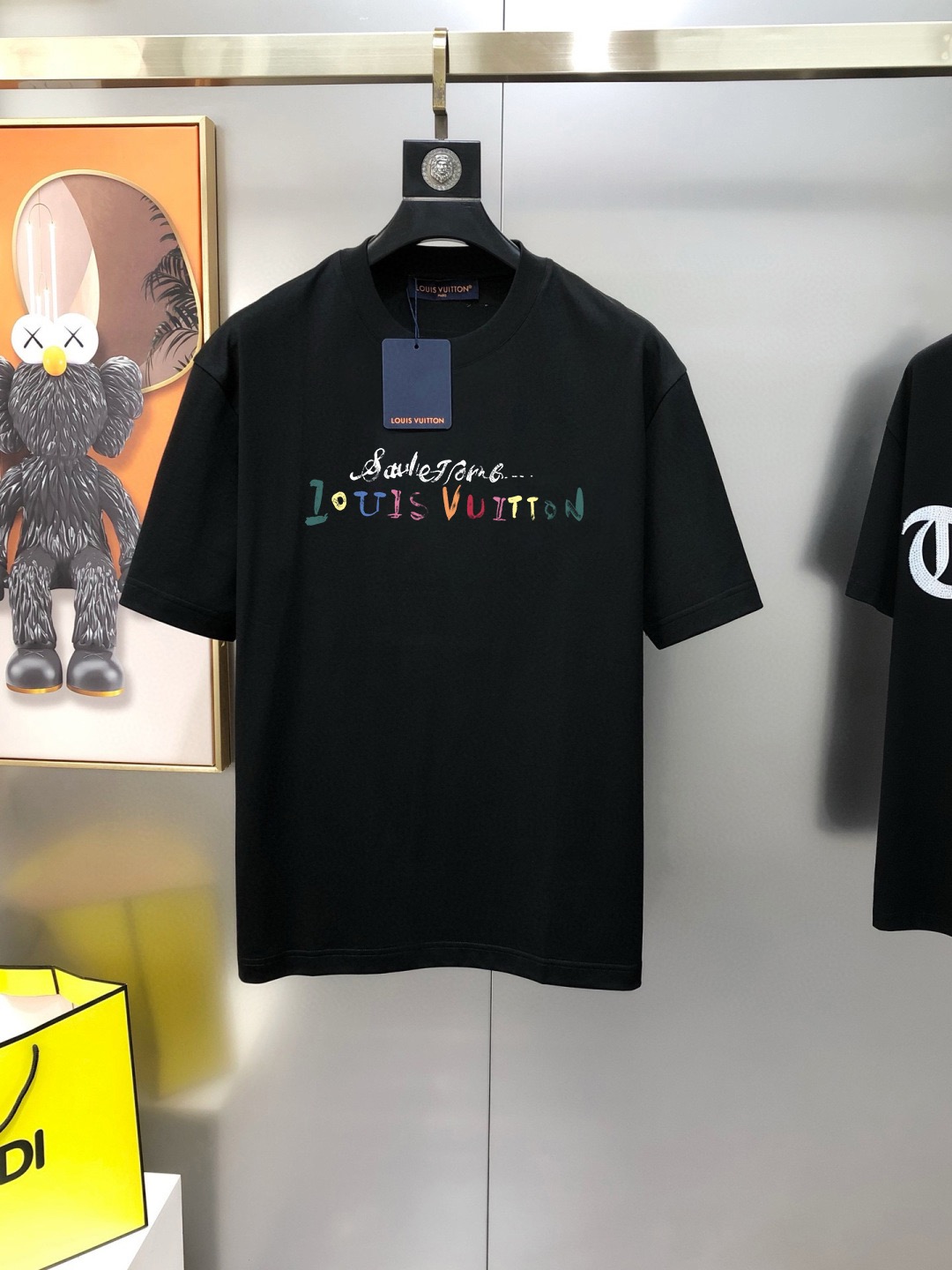 NO:516424,LV 2025 spring and summer new style first-time counter latest short-sleeved round-neck T-shirt, high-end customization, avant-garde and fashionable design!  Brand logo emphasizes craftsmanship design, high-end customized fabric, soft feel, comfortable to wear, exquisite counter-level car lines, fine workmanship, and invincible and handsome upper body effect!  A must-have item for handsome men!  Color black. White. Number of code S-3XL (please report height and weight by placing an order), louis vuitton, T-shirt, tees, t-shirt, alexander wang19860909LV 2025春夏新款首发专柜最新款短袖圆领T恤 高端订制 设计前卫时尚！品牌logo重工艺设计 高端定制面料.手感柔软.穿着舒适.专柜级别精致车线.做工精细.上身效果无敌帅气！型男必备单品！颜色黑色.白色.码数S-3XL（下单请报身高体重）,,louis vuitton,T-shirt,tees，t-shirt,alexander wang,Men's clothing