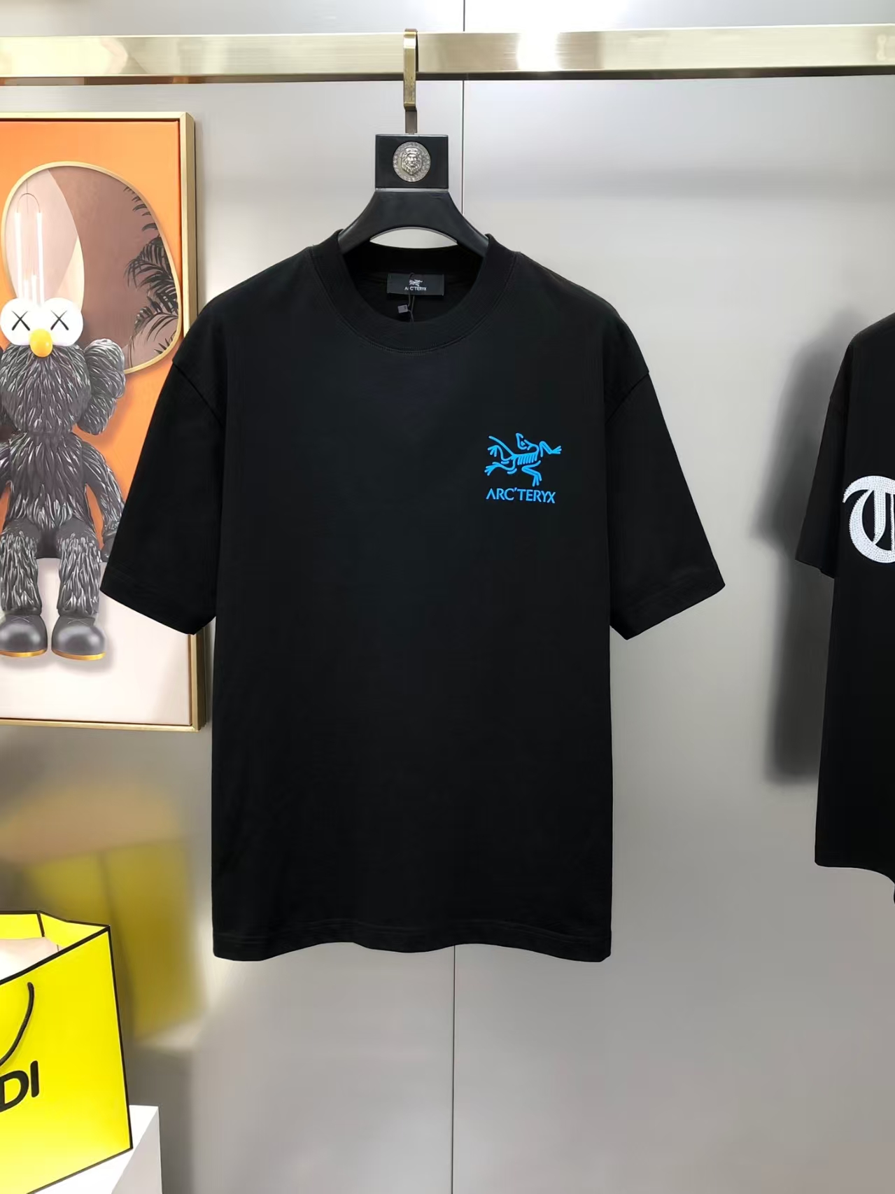 NO:516427,Archaeopteryx 2025 spring and summer new style first-time counter latest short-sleeved round-neck T-shirt, high-end customization, avant-garde and fashionable design!  Brand logo emphasizes craftsmanship design, high-end customized fabric, soft feel, comfortable to wear, exquisite counter-level car lines, fine workmanship, and invincible and handsome upper body effect!  A must-have item for handsome men!  Color black. White. Number of code S-3XL (please report height and weight by placing an order), arc'teryx, T-shirt,tees, t-shirt,alexander wang19860909始祖鸟 2025春夏新款首发专柜最新款短袖圆领T恤 高端订制 设计前卫时尚！品牌logo重工艺设计 高端定制面料.手感柔软.穿着舒适.专柜级别精致车线.做工精细.上身效果无敌帅气！型男必备单品！颜色黑色.白色.码数S-3XL（下单请报身高体重）,arc'teryx,T-shirt,tees，t-shirt,alexander wang,Men's clothing