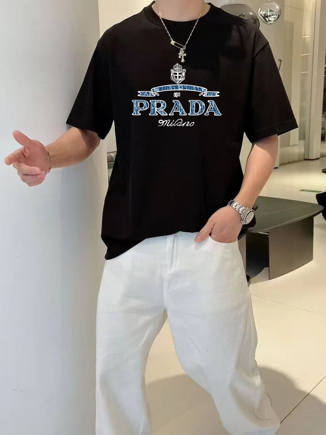 NO:516280,Prada's new spring and summer new style first-time counter latest short-sleeved round-neck T-shirt, high-end customization, avant-garde and fashionable design!  Brand logo emphasizes craftsmanship design, high-end customized fabric, soft feel, comfortable to wear, exquisite counter-level car lines, fine workmanship, and invincible and handsome upper body effect!  A must-have item for handsome men!  Color black. White. Number of code S-3XL (please report height and weight by placing an order), prada, T-shirt,tees, t-shirt,alexander wang19860909Prada 2025春夏新款首发专柜最新款短袖圆领T恤 高端订制 设计前卫时尚！品牌logo重工艺设计 高端定制面料.手感柔软.穿着舒适.专柜级别精致车线.做工精细.上身效果无敌帅气！型男必备单品！颜色黑色.白色.码数S-3XL（下单请报身高体重）,,prada,T-shirt,tees，t-shirt,alexander wang,Men's clothing