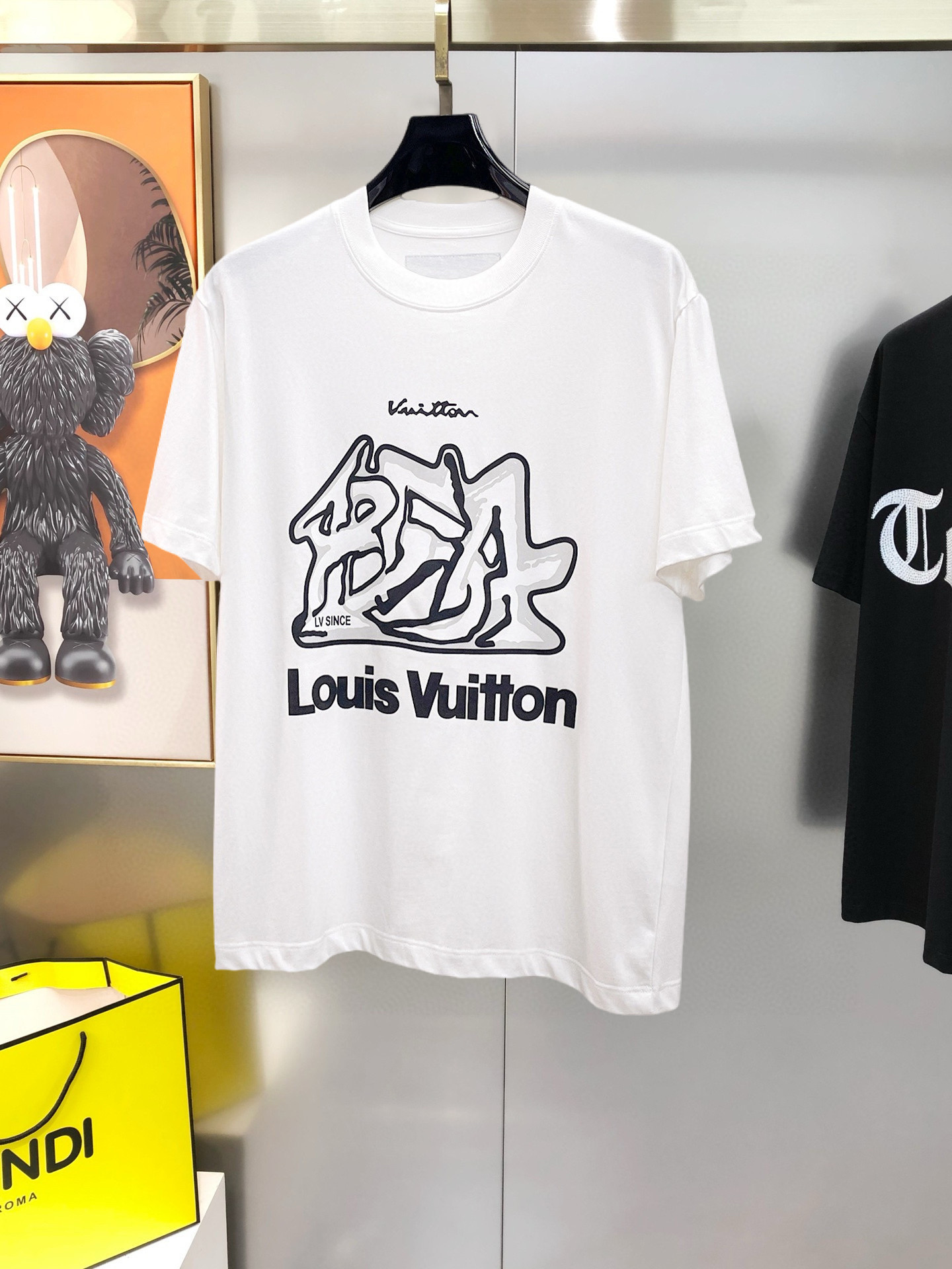 NO:516430,LV 2025 spring and summer new style first-time counter latest short-sleeved round-neck T-shirt, high-end customization, avant-garde and fashionable design!  Brand logo emphasizes craftsmanship design, high-end customized fabric, soft feel, comfortable to wear, exquisite counter-level car lines, fine workmanship, and invincible and handsome upper body effect!  A must-have item for handsome men!  Color black. White. Number of code S-3XL (please report height and weight by placing an order), louis vuitton, T-shirt, tees, t-shirt, alexander wang19860909LV 2025春夏新款首发专柜最新款短袖圆领T恤 高端订制 设计前卫时尚！品牌logo重工艺设计 高端定制面料.手感柔软.穿着舒适.专柜级别精致车线.做工精细.上身效果无敌帅气！型男必备单品！颜色黑色.白色.码数S-3XL（下单请报身高体重）,,louis vuitton,T-shirt,tees，t-shirt,alexander wang,Men's clothing