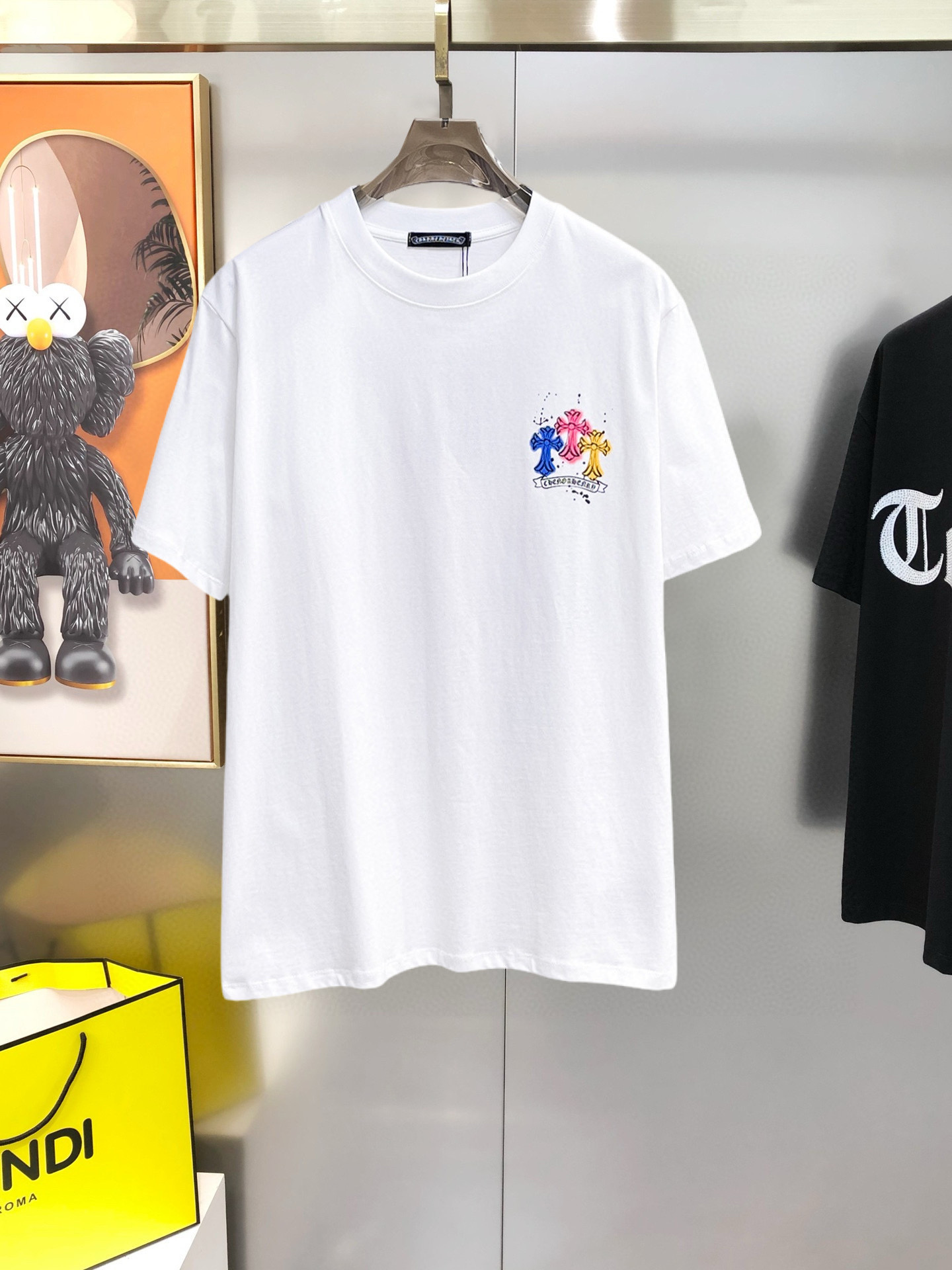 NO:516433,Croxin 2025 spring and summer new first-time counter latest short-sleeved round-neck T-shirt, high-end customization, avant-garde and fashionable design!  Brand logo emphasizes craftsmanship design, high-end customized fabric, soft feel, comfortable to wear, exquisite counter-level car lines, fine workmanship, and invincible and handsome upper body effect!  A must-have item for handsome men!  Color black. White. Number of code S-3XL (please report height and weight by placing an order), chrome hearts, T-shirt, tees, t-shirt, alexander wang19860909克罗心 2025春夏新款首发专柜最新款短袖圆领T恤 高端订制 设计前卫时尚！品牌logo重工艺设计 高端定制面料.手感柔软.穿着舒适.专柜级别精致车线.做工精细.上身效果无敌帅气！型男必备单品！颜色黑色.白色.码数S-3XL（下单请报身高体重）,,chrome hearts,T-shirt,tees，t-shirt,alexander wang,Men's clothing