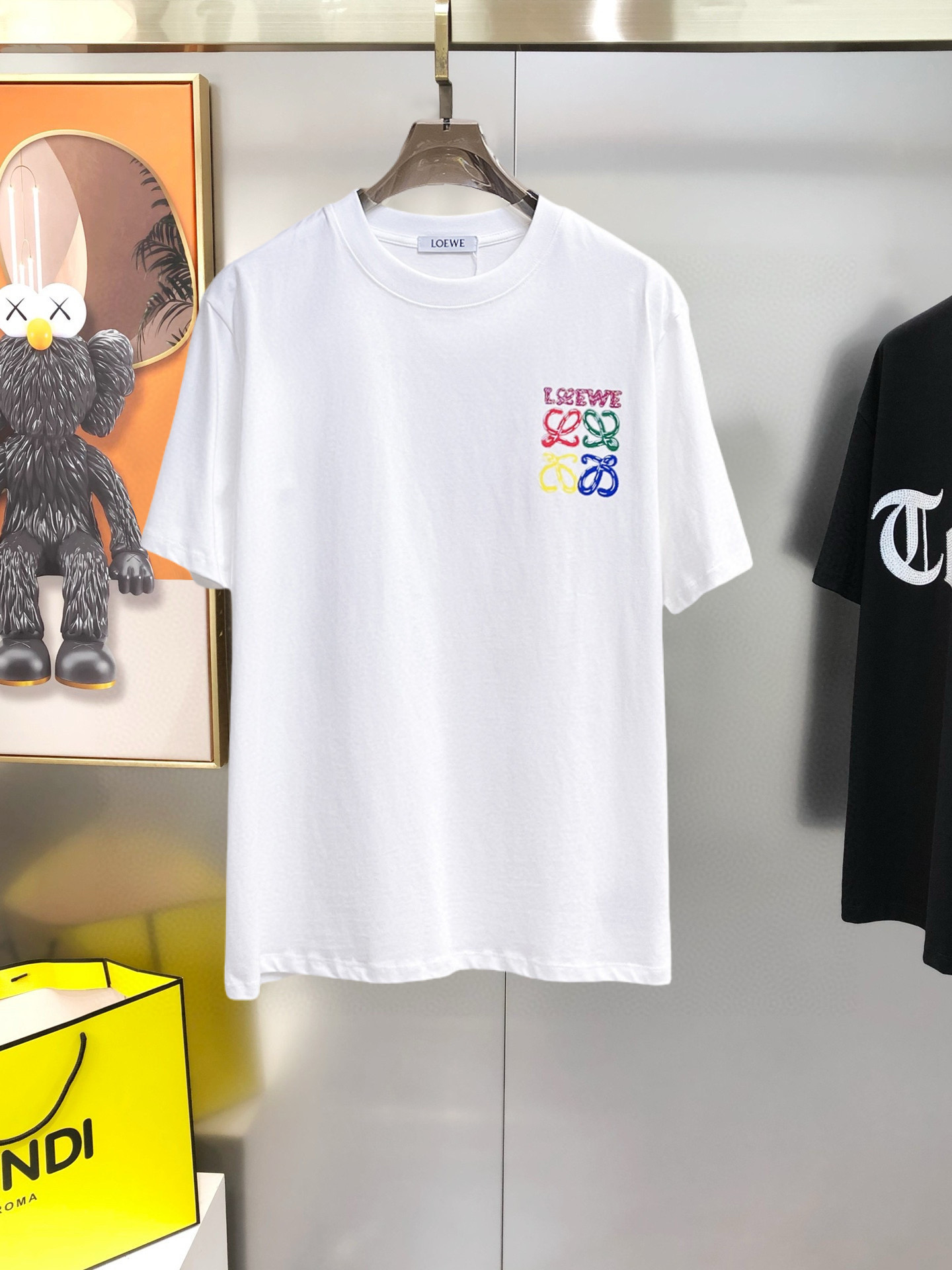 NO:516406,Loewe's new spring and summer new style first-time counter has the latest short-sleeved round-neck T-shirt with high-end customization and avant-garde and fashionable design!  Brand logo emphasizes craftsmanship design, high-end customized fabric, soft feel, comfortable to wear, exquisite counter-level car lines, fine workmanship, and invincible and handsome upper body effect!  A must-have item for handsome men!  Color black. White. Number of code S-3XL (please report height and weight by placing an order), loewe, T-shirt,tees, t-shirt,alexander wang19860909Loewe 2025春夏新款首发专柜最新款短袖圆领T恤 高端订制 设计前卫时尚！品牌logo重工艺设计 高端定制面料.手感柔软.穿着舒适.专柜级别精致车线.做工精细.上身效果无敌帅气！型男必备单品！颜色黑色.白色.码数S-3XL（下单请报身高体重）,,loewe,T-shirt,tees，t-shirt,alexander wang,Men's clothing