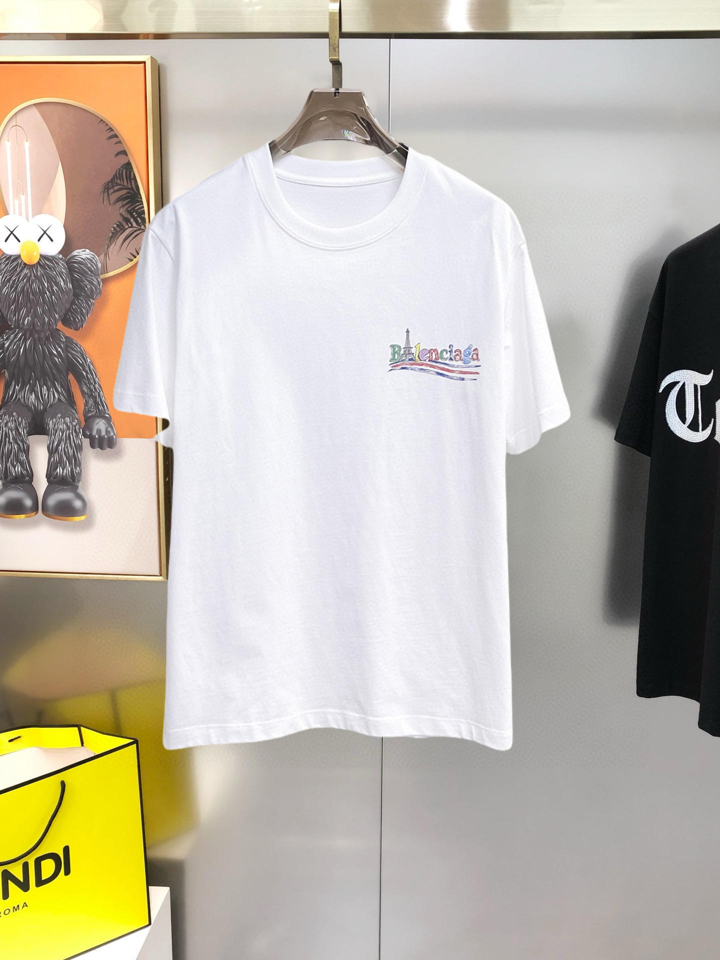 NO:516409,Balenciaga 2025 spring and summer new first-time counter latest short-sleeved round-neck T-shirt, high-end customization, avant-garde and fashionable design!  Brand logo emphasizes craftsmanship design, high-end customized fabric, soft feel, comfortable to wear, exquisite counter-level car lines, fine workmanship, and invincible and handsome upper body effect!  A must-have item for handsome men!  Color black. White. Number of code S-3XL (please report height and weight by placing an order), ,balenciaga, T-shirt,tees, t-shirt,alexander wang19860909巴黎世家 2025春夏新款首发专柜最新款短袖圆领T恤 高端订制 设计前卫时尚！品牌logo重工艺设计 高端定制面料.手感柔软.穿着舒适.专柜级别精致车线.做工精细.上身效果无敌帅气！型男必备单品！颜色黑色.白色.码数S-3XL（下单请报身高体重）,,balenciaga,T-shirt,tees，t-shirt,alexander wang,Men's clothing