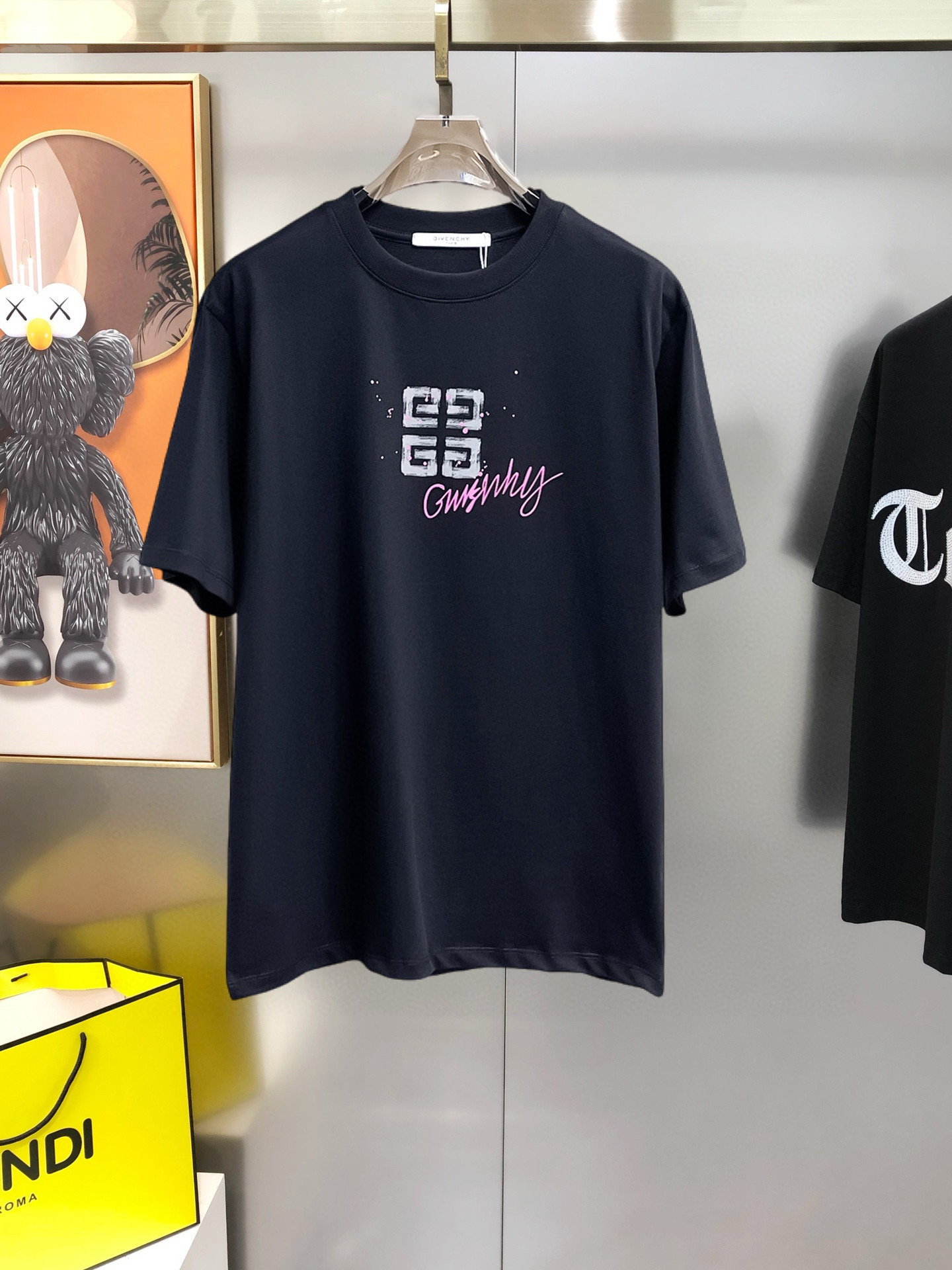 NO:516415,Givenchy's new spring and summer new style in the first counter, the latest short-sleeved round-neck T-shirt, high-end customization, avant-garde and fashionable design!  Brand logo emphasizes craftsmanship design, high-end customized fabric, soft feel, comfortable to wear, exquisite counter-level car lines, fine workmanship, and invincible and handsome upper body effect!  A must-have item for handsome men!  Color black. White. Number of code S-3XL (please report height and weight by placing an order), given, T-shirt, tees, t-shirt, alexander wang19860909纪梵希 2025春夏新款首发专柜最新款短袖圆领T恤 高端订制 设计前卫时尚！品牌logo重工艺设计 高端定制面料.手感柔软.穿着舒适.专柜级别精致车线.做工精细.上身效果无敌帅气！型男必备单品！颜色黑色.白色.码数S-3XL（下单请报身高体重）,,givenchy,T-shirt,tees，t-shirt,alexander wang,Men's clothing