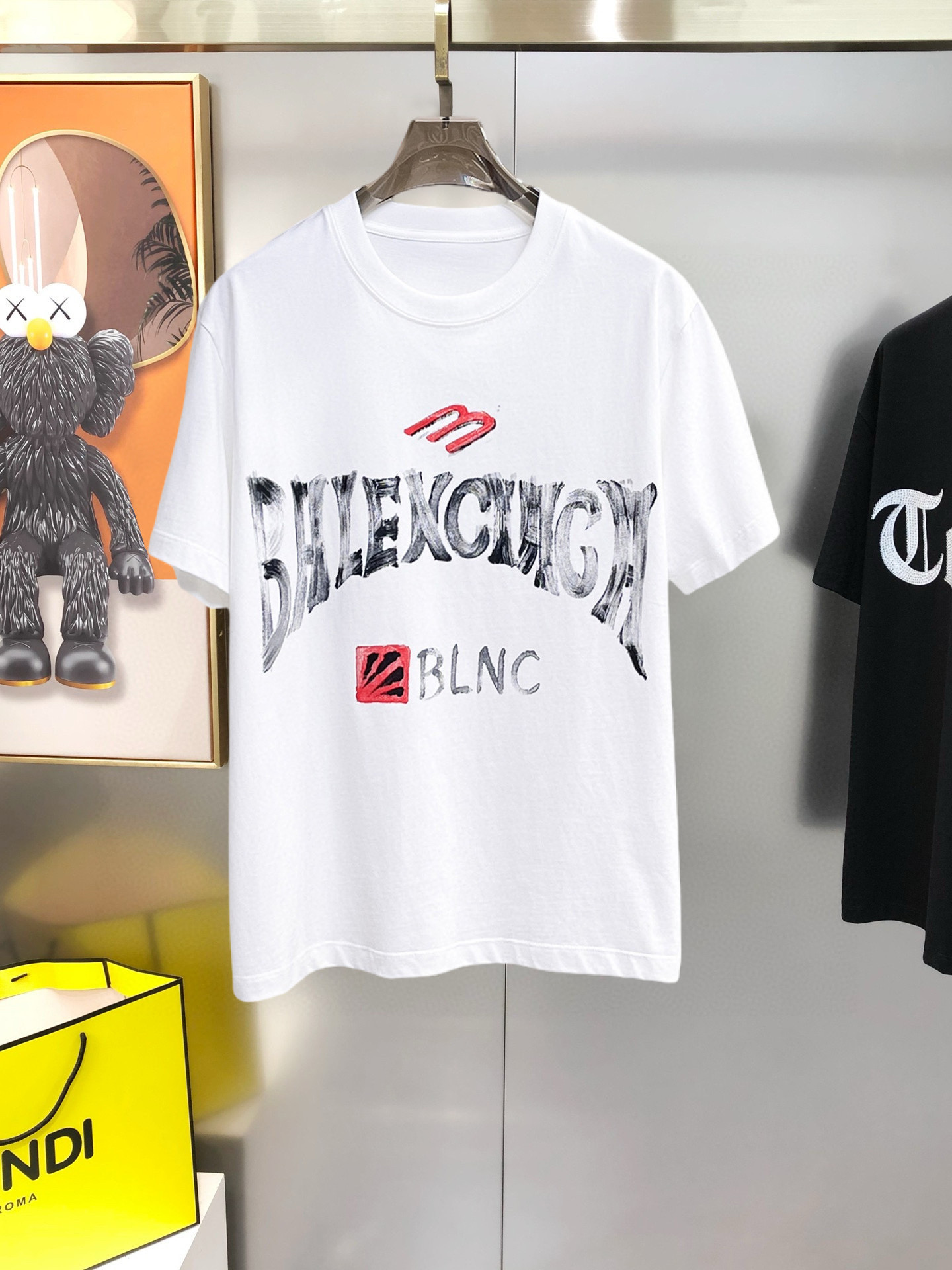 NO:516418,Balenciaga 2025 spring and summer new first-time counter latest short-sleeved round-neck T-shirt, high-end customization, avant-garde and fashionable design!  Brand logo emphasizes craftsmanship design, high-end customized fabric, soft feel, comfortable to wear, exquisite counter-level car lines, fine workmanship, and invincible and handsome upper body effect!  A must-have item for handsome men!  Color black. White. Number of code S-3XL (please report height and weight by placing an order), ,balenciaga, T-shirt,tees, t-shirt,alexander wang19860909巴黎世家 2025春夏新款首发专柜最新款短袖圆领T恤 高端订制 设计前卫时尚！品牌logo重工艺设计 高端定制面料.手感柔软.穿着舒适.专柜级别精致车线.做工精细.上身效果无敌帅气！型男必备单品！颜色黑色.白色.码数S-3XL（下单请报身高体重）,,balenciaga,T-shirt,tees，t-shirt,alexander wang,Men's clothing