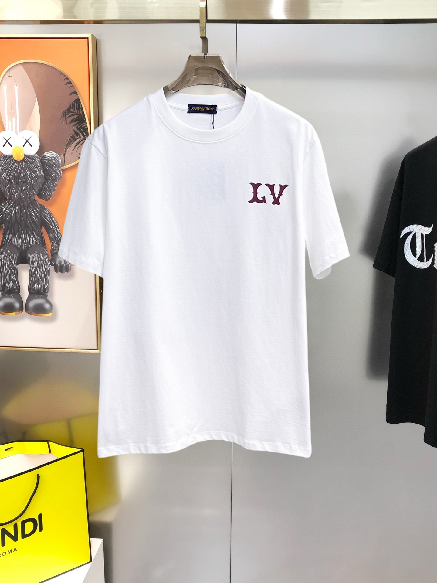 NO:516422,LV 2025 spring and summer new style first-time counter latest short-sleeved round-neck T-shirt, high-end customization, avant-garde and fashionable design!  Brand logo emphasizes craftsmanship design, high-end customized fabric, soft feel, comfortable to wear, exquisite counter-level car lines, fine workmanship, and invincible and handsome upper body effect!  A must-have item for handsome men!  Color black. White. Number of code S-3XL (please report height and weight by placing an order), louis vuitton, T-shirt, tees, t-shirt, alexander wang19860909LV 2025春夏新款首发专柜最新款短袖圆领T恤 高端订制 设计前卫时尚！品牌logo重工艺设计 高端定制面料.手感柔软.穿着舒适.专柜级别精致车线.做工精细.上身效果无敌帅气！型男必备单品！颜色黑色.白色.码数S-3XL（下单请报身高体重）,,louis vuitton,T-shirt,tees，t-shirt,alexander wang,Men's clothing