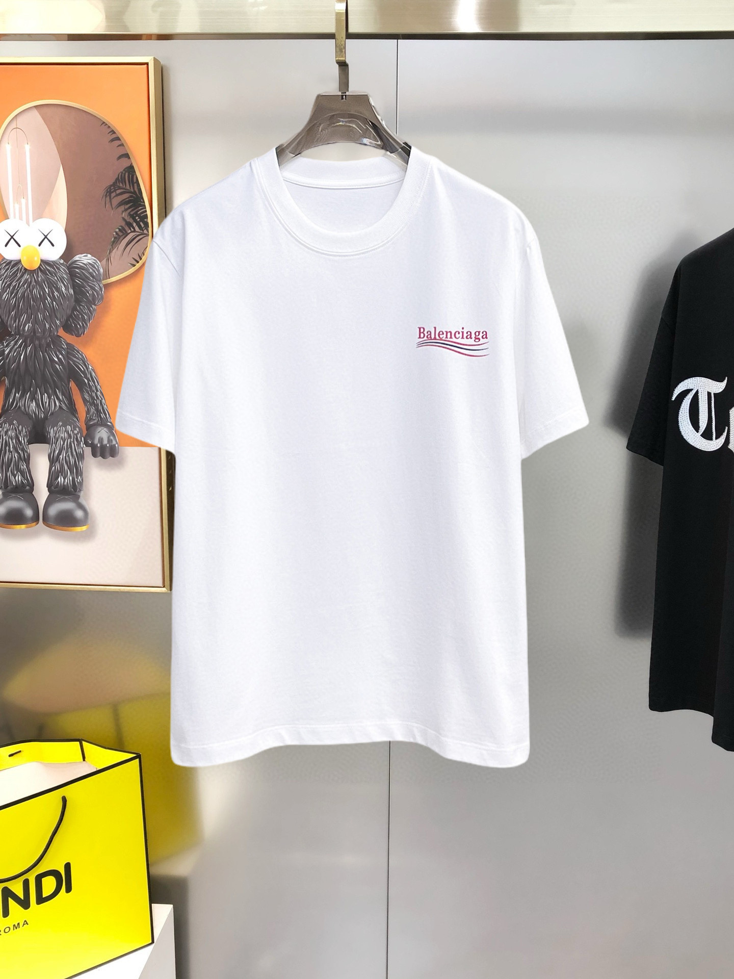 NO:516425,Balenciaga 2025 spring and summer new first-time counter latest short-sleeved round-neck T-shirt, high-end customization, avant-garde and fashionable design!  Brand logo emphasizes craftsmanship design, high-end customized fabric, soft feel, comfortable to wear, exquisite counter-level car lines, fine workmanship, and invincible and handsome upper body effect!  A must-have item for handsome men!  Color black. White. Number of code S-3XL (please report height and weight by placing an order), ,balenciaga, T-shirt,tees, t-shirt,alexander wang19860909巴黎世家 2025春夏新款首发专柜最新款短袖圆领T恤 高端订制 设计前卫时尚！品牌logo重工艺设计 高端定制面料.手感柔软.穿着舒适.专柜级别精致车线.做工精细.上身效果无敌帅气！型男必备单品！颜色黑色.白色.码数S-3XL（下单请报身高体重）,,balenciaga,T-shirt,tees，t-shirt,alexander wang,Men's clothing