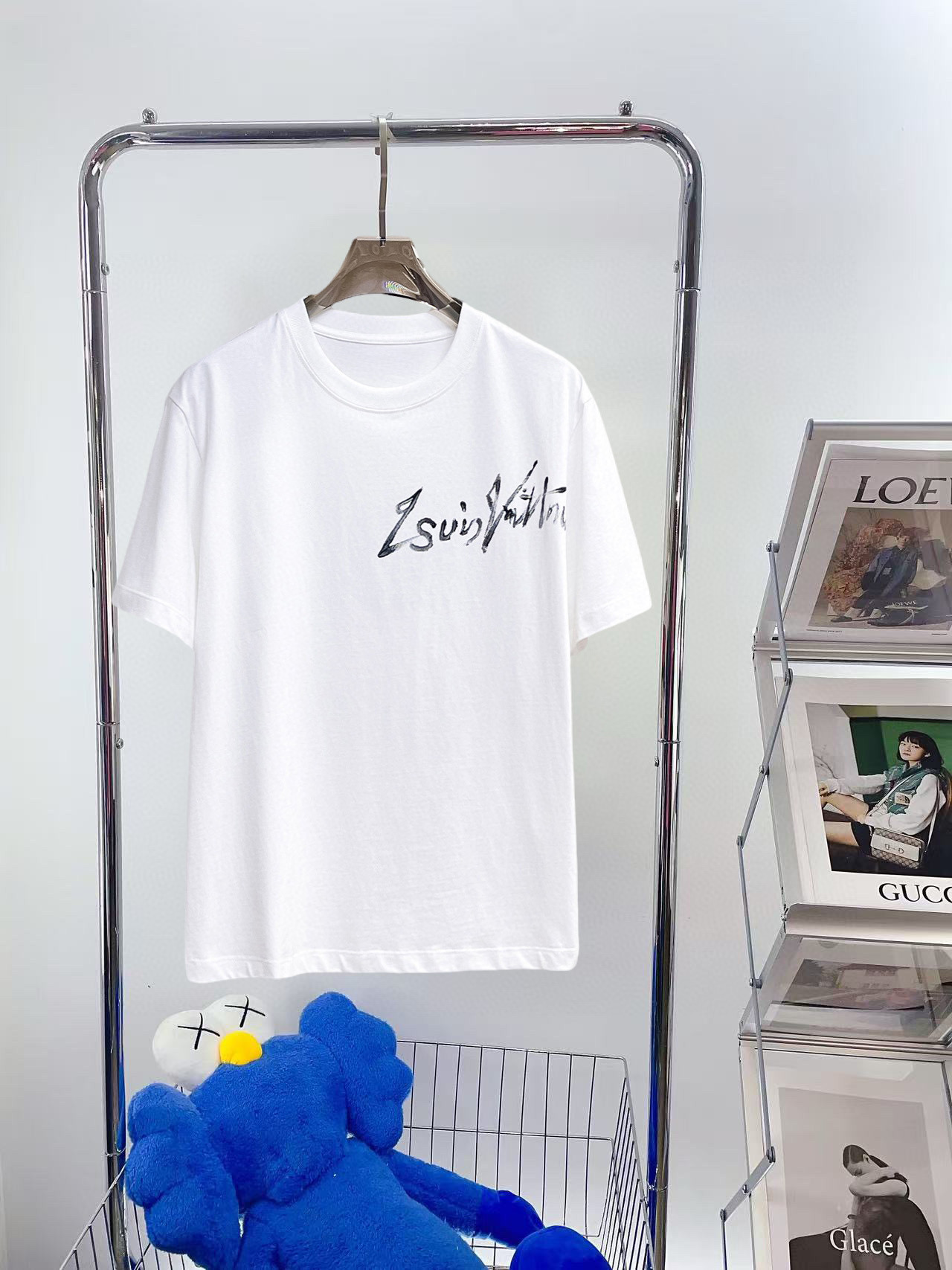 NO:513834,LV 2025 spring and summer new style first-time counter latest short-sleeved round-neck T-shirt, high-end customization, avant-garde and fashionable design!  Brand logo emphasizes craftsmanship design, high-end customized fabric, soft feel, comfortable to wear, exquisite counter-level car lines, fine workmanship, and invincible and handsome upper body effect!  A must-have item for handsome men!  Color black. White. Number of code S-3XL (please report height and weight by placing an order), louis vuitton, T-shirt, tees, t-shirt, alexander wang19860909LV 2025春夏新款首发专柜最新款短袖圆领T恤 高端订制 设计前卫时尚！品牌logo重工艺设计 高端定制面料.手感柔软.穿着舒适.专柜级别精致车线.做工精细.上身效果无敌帅气！型男必备单品！颜色黑色.白色.码数S-3XL（下单请报身高体重）,,louis vuitton,T-shirt,tees，t-shirt,alexander wang,Men's clothing