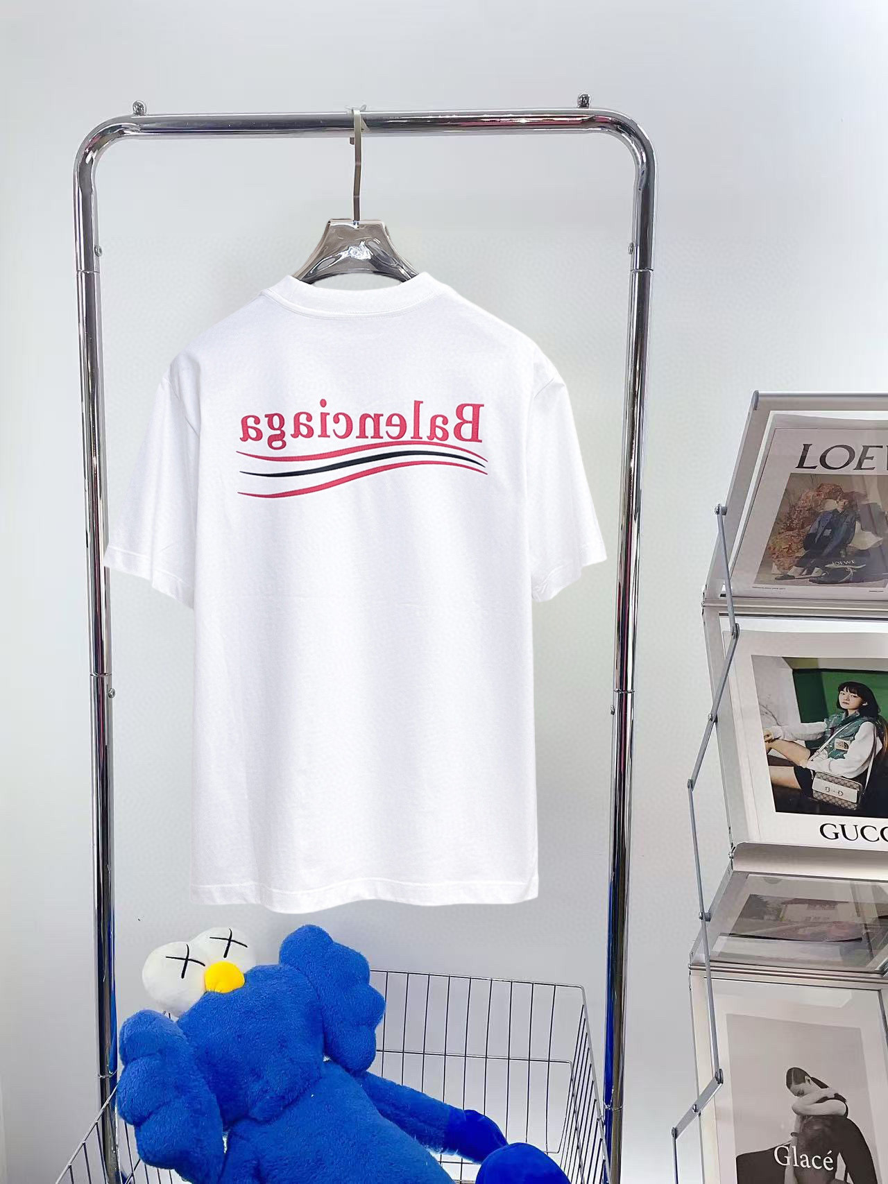 NO:513837,Balenciaga 2025 spring and summer new first-time counter latest short-sleeved round-neck T-shirt, high-end customization, avant-garde and fashionable design!  Brand logo emphasizes craftsmanship design, high-end customized fabric, soft feel, comfortable to wear, exquisite counter-level car lines, fine workmanship, and invincible and handsome upper body effect!  A must-have item for handsome men!  Color black. White. Number of code S-3XL (please report height and weight by placing an order), ,balenciaga, T-shirt,tees, t-shirt,alexander wang19860909巴黎世家 2025春夏新款首发专柜最新款短袖圆领T恤 高端订制 设计前卫时尚！品牌logo重工艺设计 高端定制面料.手感柔软.穿着舒适.专柜级别精致车线.做工精细.上身效果无敌帅气！型男必备单品！颜色黑色.白色.码数S-3XL（下单请报身高体重）,,balenciaga,T-shirt,tees，t-shirt,alexander wang,Men's clothing