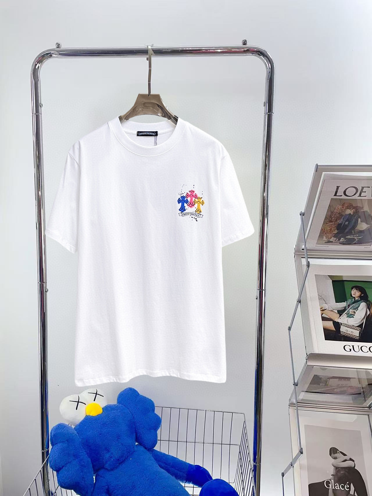 NO:513838,Croxin 2025 spring and summer new first-time counter latest short-sleeved round-neck T-shirt, high-end customization, avant-garde and fashionable design!  Brand logo emphasizes craftsmanship design, high-end customized fabric, soft feel, comfortable to wear, exquisite counter-level car lines, fine workmanship, and invincible and handsome upper body effect!  A must-have item for handsome men!  Color black. White. Number of code S-3XL (please report height and weight by placing an order), chrome hearts, T-shirt, tees, t-shirt, alexander wang19860909克罗心 2025春夏新款首发专柜最新款短袖圆领T恤 高端订制 设计前卫时尚！品牌logo重工艺设计 高端定制面料.手感柔软.穿着舒适.专柜级别精致车线.做工精细.上身效果无敌帅气！型男必备单品！颜色黑色.白色.码数S-3XL（下单请报身高体重）,,chrome hearts,T-shirt,tees，t-shirt,alexander wang,Men's clothing