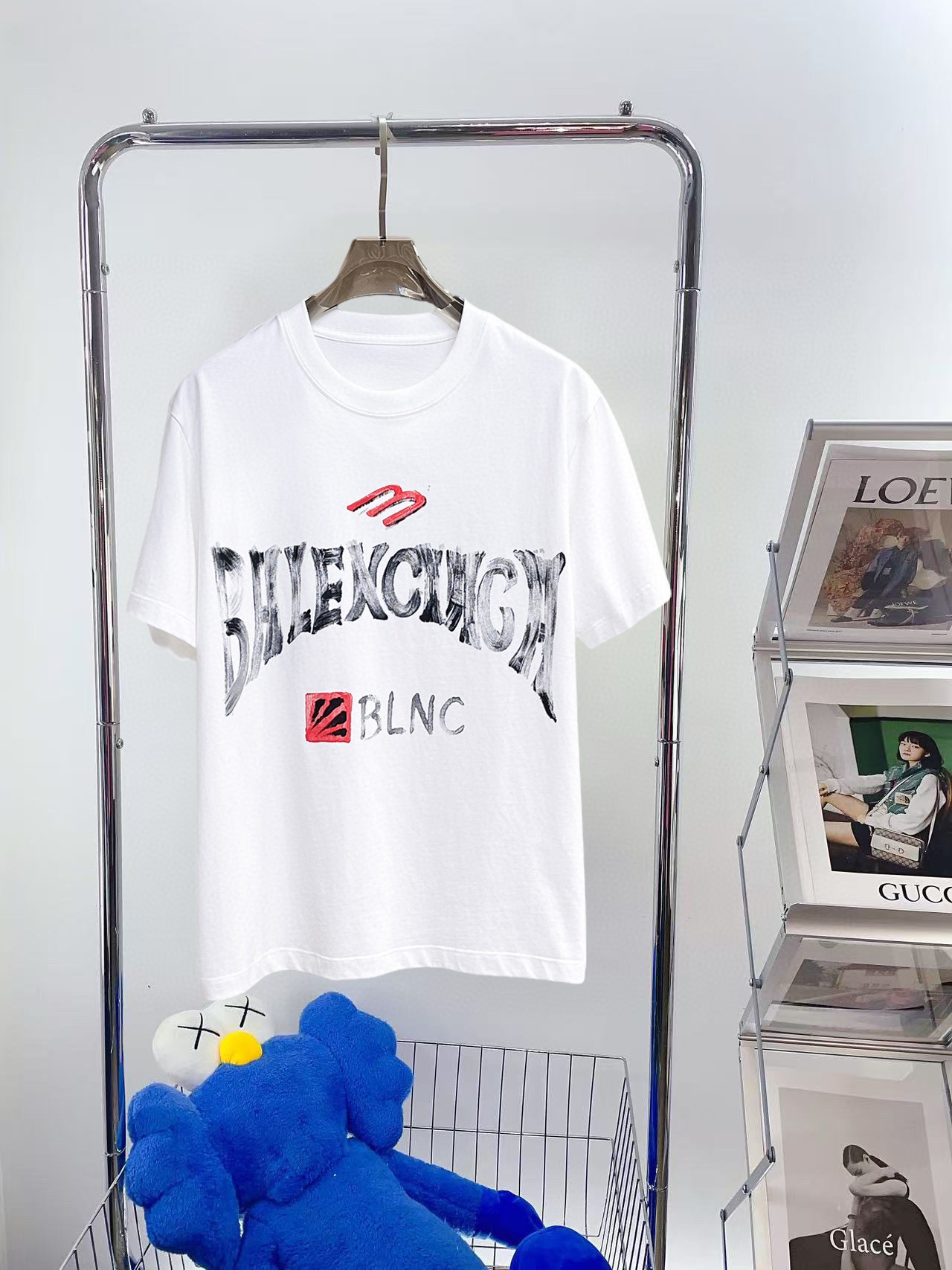 NO:513840,Balenciaga 2025 spring and summer new first-time counter latest short-sleeved round-neck T-shirt, high-end customization, avant-garde and fashionable design!  Brand logo emphasizes craftsmanship design, high-end customized fabric, soft feel, comfortable to wear, exquisite counter-level car lines, fine workmanship, and invincible and handsome upper body effect!  A must-have item for handsome men!  Color black. White. Number of code S-3XL (please report height and weight by placing an order), ,balenciaga, T-shirt,tees, t-shirt,alexander wang19860909巴黎世家 2025春夏新款首发专柜最新款短袖圆领T恤 高端订制 设计前卫时尚！品牌logo重工艺设计 高端定制面料.手感柔软.穿着舒适.专柜级别精致车线.做工精细.上身效果无敌帅气！型男必备单品！颜色黑色.白色.码数S-3XL（下单请报身高体重）,,balenciaga,T-shirt,tees，t-shirt,alexander wang,Men's clothing