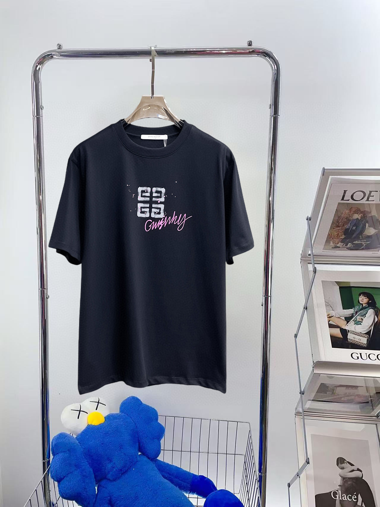 NO:513844,Givenchy's new spring and summer new style in the first counter, the latest short-sleeved round-neck T-shirt, high-end customization, avant-garde and fashionable design!  Brand logo emphasizes craftsmanship design, high-end customized fabric, soft feel, comfortable to wear, exquisite counter-level car lines, fine workmanship, and invincible and handsome upper body effect!  A must-have item for handsome men!  Color black. White. Number of code S-3XL (please report height and weight by placing an order), given, T-shirt, tees, t-shirt, alexander wang19860909纪梵希 2025春夏新款首发专柜最新款短袖圆领T恤 高端订制 设计前卫时尚！品牌logo重工艺设计 高端定制面料.手感柔软.穿着舒适.专柜级别精致车线.做工精细.上身效果无敌帅气！型男必备单品！颜色黑色.白色.码数S-3XL（下单请报身高体重）,,givenchy,T-shirt,tees，t-shirt,alexander wang,Men's clothing