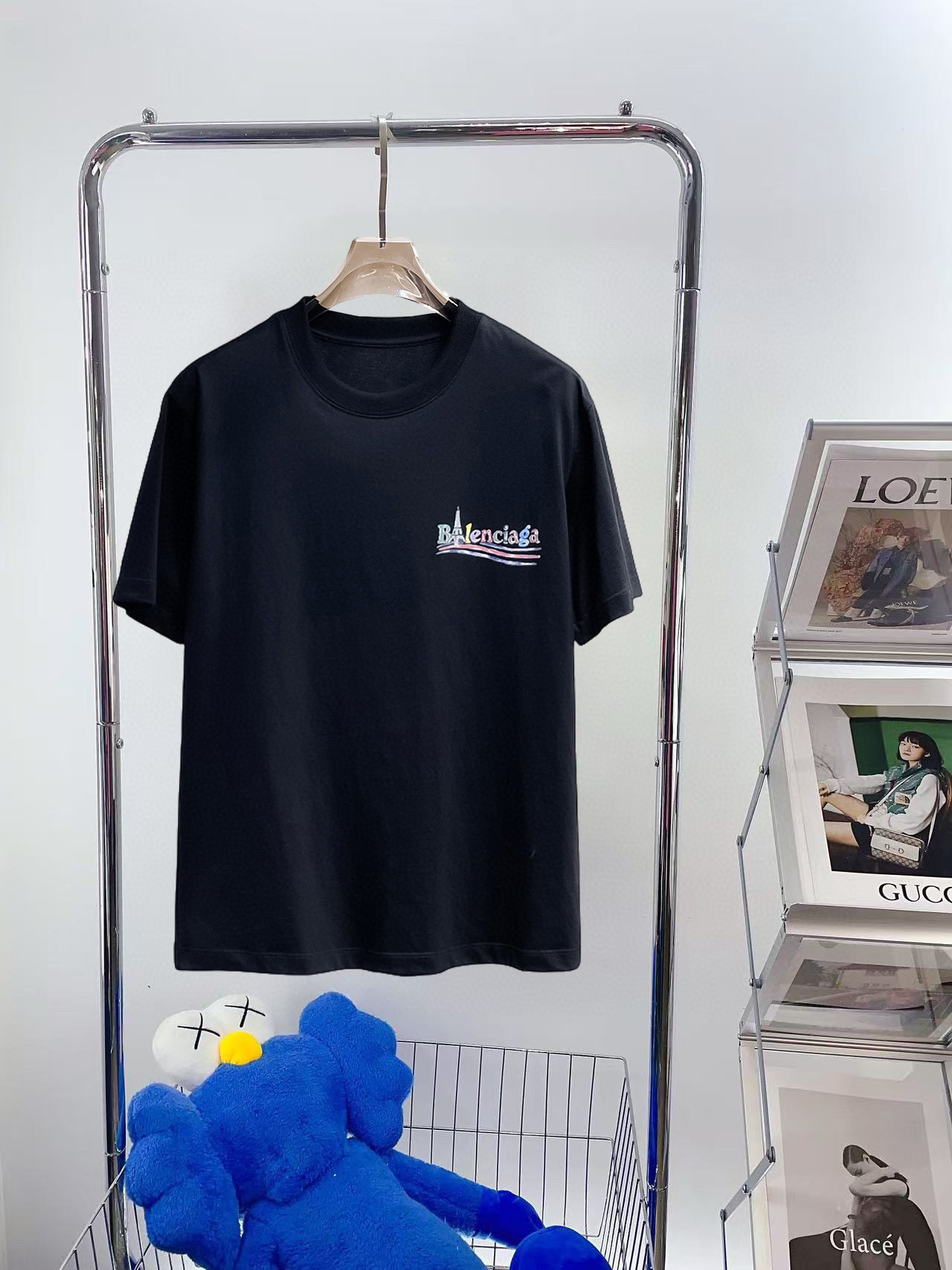 NO:513846,Balenciaga 2025 spring and summer new first-time counter latest short-sleeved round-neck T-shirt, high-end customization, avant-garde and fashionable design!  Brand logo emphasizes craftsmanship design, high-end customized fabric, soft feel, comfortable to wear, exquisite counter-level car lines, fine workmanship, and invincible and handsome upper body effect!  A must-have item for handsome men!  Color black. White. Number of code S-3XL (please report height and weight by placing an order), ,balenciaga, T-shirt,tees, t-shirt,alexander wang19860909巴黎世家 2025春夏新款首发专柜最新款短袖圆领T恤 高端订制 设计前卫时尚！品牌logo重工艺设计 高端定制面料.手感柔软.穿着舒适.专柜级别精致车线.做工精细.上身效果无敌帅气！型男必备单品！颜色黑色.白色.码数S-3XL（下单请报身高体重）,,balenciaga,T-shirt,tees，t-shirt,alexander wang,Men's clothing