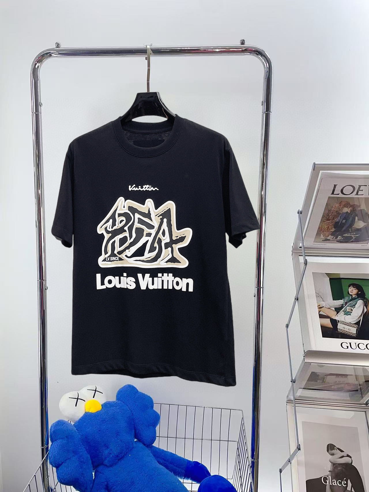 NO:513848,LV 2025 spring and summer new style first-time counter latest short-sleeved round-neck T-shirt, high-end customization, avant-garde and fashionable design!  Brand logo emphasizes craftsmanship design, high-end customized fabric, soft feel, comfortable to wear, exquisite counter-level car lines, fine workmanship, and invincible and handsome upper body effect!  A must-have item for handsome men!  Color black. White. Number of code S-3XL (please report height and weight by placing an order), louis vuitton, T-shirt, tees, t-shirt, alexander wang19860909LV 2025春夏新款首发专柜最新款短袖圆领T恤 高端订制 设计前卫时尚！品牌logo重工艺设计 高端定制面料.手感柔软.穿着舒适.专柜级别精致车线.做工精细.上身效果无敌帅气！型男必备单品！颜色黑色.白色.码数S-3XL（下单请报身高体重）,,louis vuitton,T-shirt,tees，t-shirt,alexander wang,Men's clothing