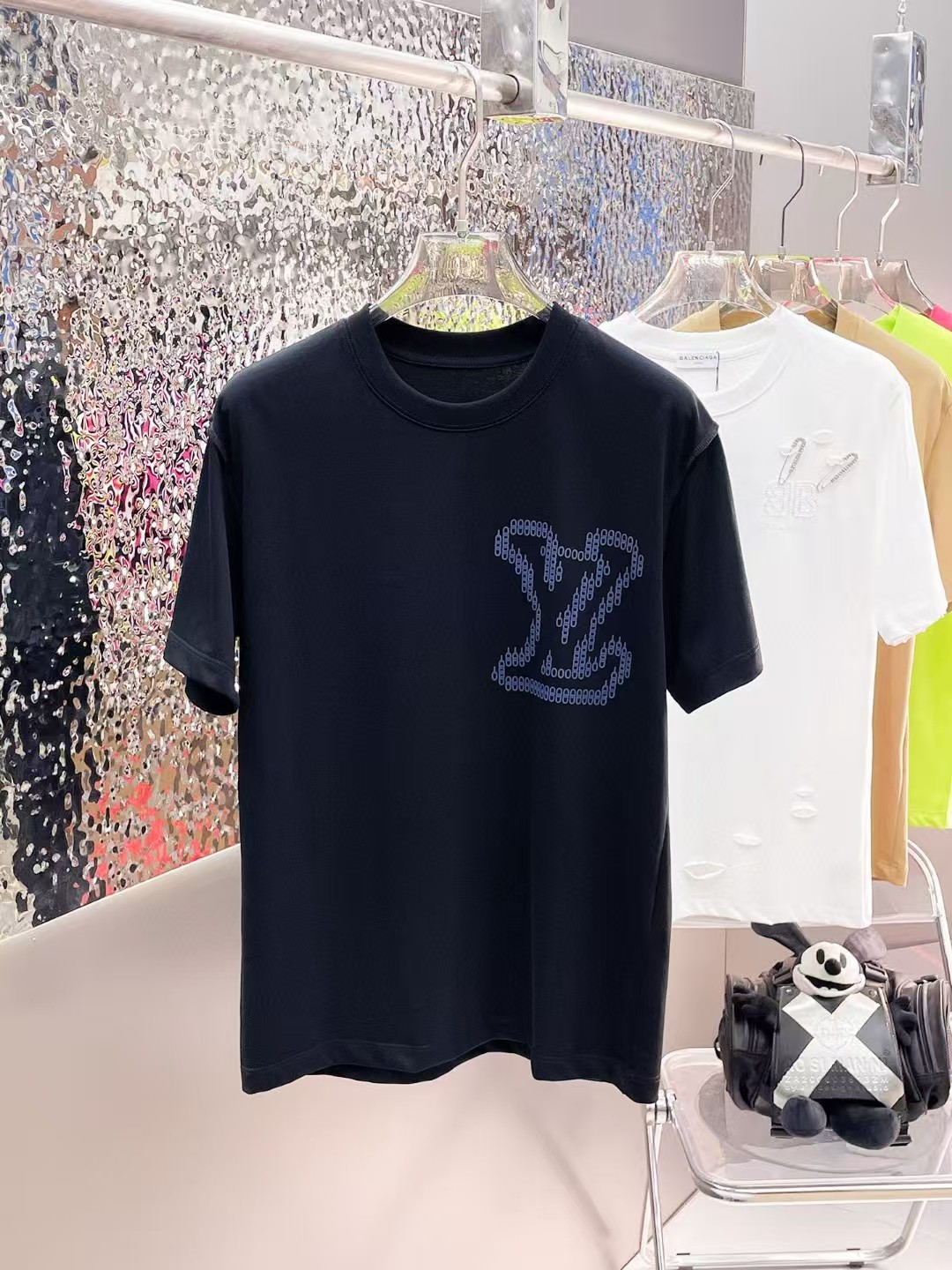 NO:521231,LV 2025 new original single men's casual short-sleeved T-shirt!  High-end customization, fashionable and versatile original imported double-strand pure cotton fabric, cuffs, neckline hem, super soft and delicate, skin-friendly and comfortable to wear, high-end boutique, OEM, fine-made top-body, men's essential items S-3XL (please report height and weight if order),,louis vuitton, T-shirt,tees, t-shirt,alexander wang19860909LV 2025新款原单男士休闲短袖T恤！高端定制 时尚百搭爆款原版进口双股纯棉面料 袖口 领口衣摆 手感超柔软细腻 穿着亲肤舒适 高端精品 代工厂精细做上身非常赞 男士必备单品 尺码S—3XL（下单请报身高体重）,,louis vuitton,T-shirt,tees，t-shirt,alexander wang,Men's clothing