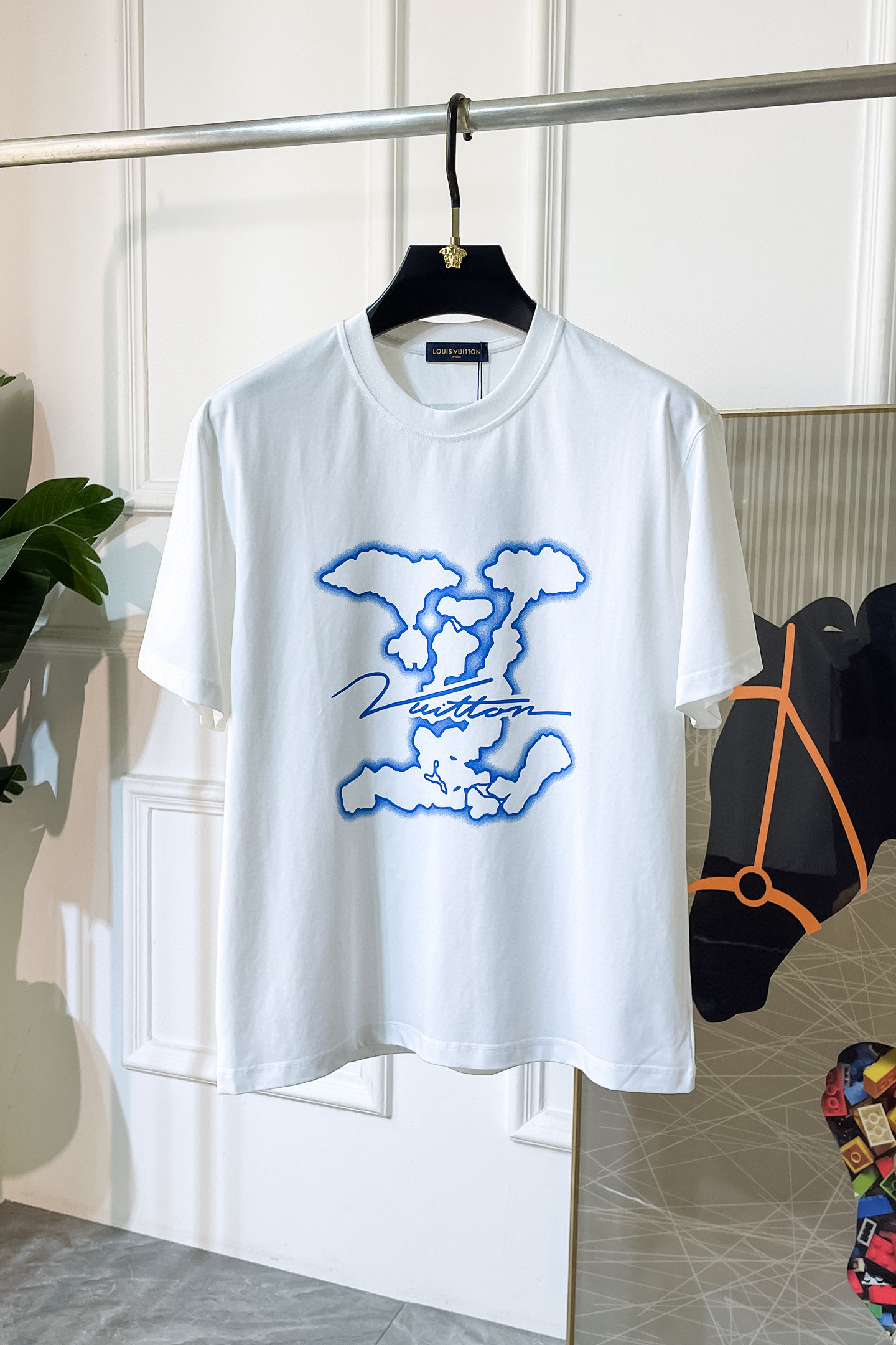 NO:521220,LV 2025 new original single men's casual short-sleeved T-shirt!  High-end customization, fashionable and versatile original imported double-strand pure cotton fabric, cuffs, neckline hem, super soft and delicate, skin-friendly and comfortable to wear, high-end boutique, OEM, fine-made top-body, men's essential items S-3XL (please report height and weight if order),,louis vuitton, T-shirt,tees, t-shirt,alexander wang19860909LV 2025新款原单男士休闲短袖T恤！高端定制 时尚百搭爆款原版进口双股纯棉面料 袖口 领口衣摆 手感超柔软细腻 穿着亲肤舒适 高端精品 代工厂精细做上身非常赞 男士必备单品 尺码S—3XL（下单请报身高体重）,,louis vuitton,T-shirt,tees，t-shirt,alexander wang,Men's clothing