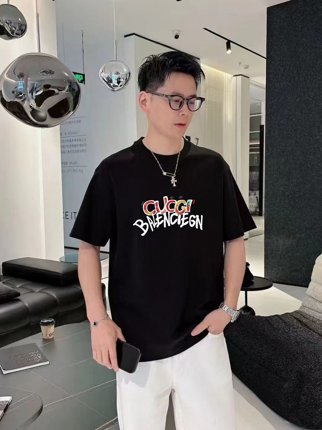 NO:529954,Balenciaga 2025 spring and summer new first-time counter latest short-sleeved round-neck T-shirt, high-end customization, avant-garde and fashionable design!  Brand logo emphasizes craftsmanship design, high-end customized fabric, soft feel, comfortable to wear, exquisite counter-level car lines, fine workmanship, and invincible and handsome upper body effect!  A must-have item for handsome men!  Color black. White. Number of code S-3XL (please report height and weight by placing an order), ,balenciaga, T-shirt,tees, t-shirt,alexander wang19860909巴黎世家 2025春夏新款首发专柜最新款短袖圆领T恤 高端订制 设计前卫时尚！品牌logo重工艺设计 高端定制面料.手感柔软.穿着舒适.专柜级别精致车线.做工精细.上身效果无敌帅气！型男必备单品！颜色黑色.白色.码数S-3XL（下单请报身高体重）,,balenciaga,T-shirt,tees，t-shirt,alexander wang,Men's clothing