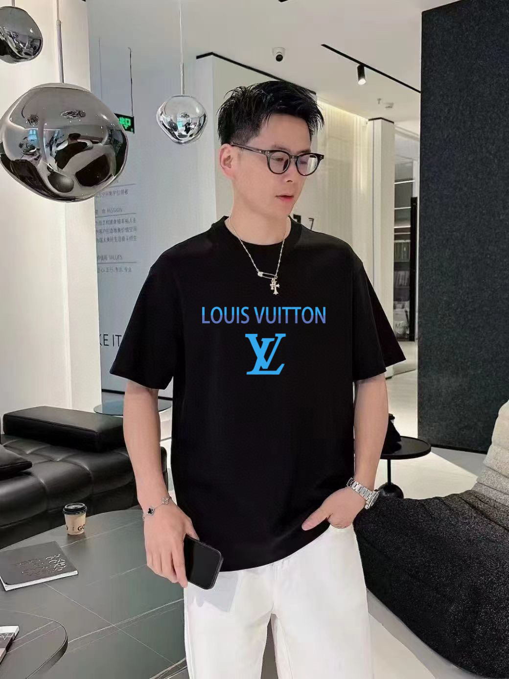 NO:529960,LV 2025 spring and summer new style first-time counter latest short-sleeved round-neck T-shirt, high-end customization, avant-garde and fashionable design!  Brand logo emphasizes craftsmanship design, high-end customized fabric, soft feel, comfortable to wear, exquisite counter-level car lines, fine workmanship, and invincible and handsome upper body effect!  A must-have item for handsome men!  Color black. White. Number of code S-3XL (please report height and weight by placing an order), louis vuitton, T-shirt, tees, t-shirt, alexander wang19860909LV 2025春夏新款首发专柜最新款短袖圆领T恤 高端订制 设计前卫时尚！品牌logo重工艺设计 高端定制面料.手感柔软.穿着舒适.专柜级别精致车线.做工精细.上身效果无敌帅气！型男必备单品！颜色黑色.白色.码数S-3XL（下单请报身高体重）,,louis vuitton,T-shirt,tees，t-shirt,alexander wang,Men's clothing