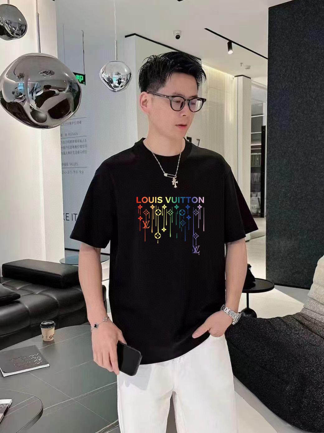 NO:529969,LV 2025 spring and summer new style first-time counter latest short-sleeved round-neck T-shirt, high-end customization, avant-garde and fashionable design!  Brand logo emphasizes craftsmanship design, high-end customized fabric, soft feel, comfortable to wear, exquisite counter-level car lines, fine workmanship, and invincible and handsome upper body effect!  A must-have item for handsome men!  Color black. White. Number of code S-3XL (please report height and weight by placing an order), louis vuitton, T-shirt, tees, t-shirt, alexander wang19860909LV 2025春夏新款首发专柜最新款短袖圆领T恤 高端订制 设计前卫时尚！品牌logo重工艺设计 高端定制面料.手感柔软.穿着舒适.专柜级别精致车线.做工精细.上身效果无敌帅气！型男必备单品！颜色黑色.白色.码数S-3XL（下单请报身高体重）,,louis vuitton,T-shirt,tees，t-shirt,alexander wang,Men's clothing