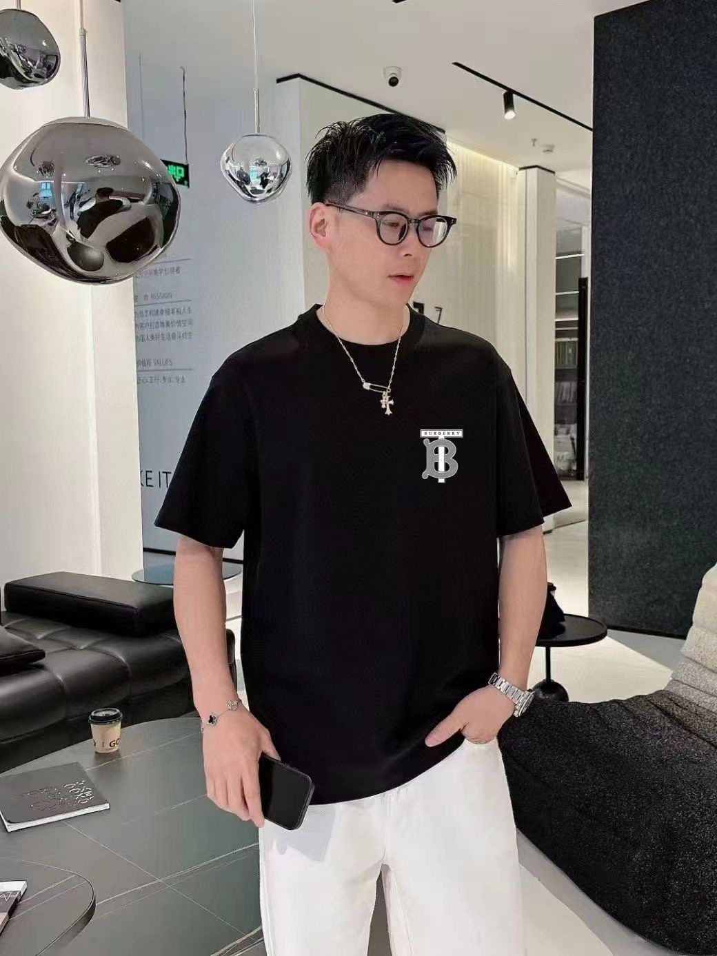 NO:529975,TB 2025 spring and summer new style first-time counter latest short-sleeved round-neck T-shirt, high-end customization, avant-garde and fashionable design!  Brand logo emphasizes craftsmanship design, high-end customized fabric, soft feel, comfortable to wear, exquisite counter-level car lines, fine workmanship, and invincible and handsome upper body effect!  A must-have item for handsome men!  Color black. White. Number of code S-3XL (please report height and weight by placing an order), T-shirt,tees, t-shirt,alexander wang19860909TB 2025春夏新款首发专柜最新款短袖圆领T恤 高端订制 设计前卫时尚！品牌logo重工艺设计 高端定制面料.手感柔软.穿着舒适.专柜级别精致车线.做工精细.上身效果无敌帅气！型男必备单品！颜色黑色.白色.码数S-3XL（下单请报身高体重）,,T-shirt,tees，t-shirt,alexander wang,Men's clothing