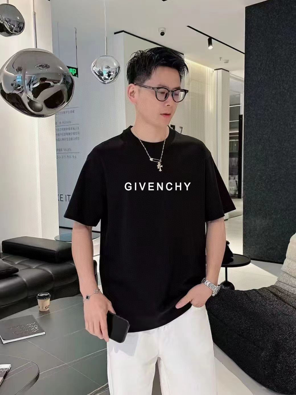 NO:529978,Givenchy's new spring and summer new style in the first counter, the latest short-sleeved round-neck T-shirt, high-end customization, avant-garde and fashionable design!  Brand logo emphasizes craftsmanship design, high-end customized fabric, soft feel, comfortable to wear, exquisite counter-level car lines, fine workmanship, and invincible and handsome upper body effect!  A must-have item for handsome men!  Color black. White. Number of code S-3XL (please report height and weight by placing an order), given, T-shirt, tees, t-shirt, alexander wang19860909纪梵希 2025春夏新款首发专柜最新款短袖圆领T恤 高端订制 设计前卫时尚！品牌logo重工艺设计 高端定制面料.手感柔软.穿着舒适.专柜级别精致车线.做工精细.上身效果无敌帅气！型男必备单品！颜色黑色.白色.码数S-3XL（下单请报身高体重）,,givenchy,T-shirt,tees，t-shirt,alexander wang,Men's clothing