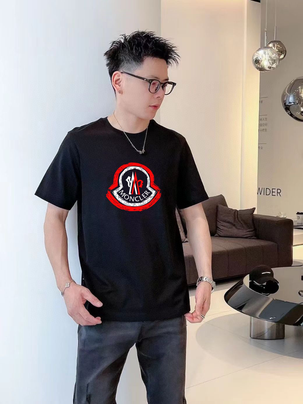 NO:529981,The new spring and summer 2025 new spring and summer first-time counter latest short-sleeved round-neck T-shirt, high-end customization, avant-garde and fashionable design!  Brand logo emphasizes craftsmanship design, high-end customized fabric, soft feel, comfortable to wear, exquisite counter-level car lines, fine workmanship, and invincible and handsome upper body effect!  A must-have item for handsome men!  Color black. White. Number of code S-3XL (please report height and weight if you place an order), Moncler, T-shirt, tees, t-shirt, alexander wang19860909蒙口 2025春夏新款首发专柜最新款短袖圆领T恤 高端订制 设计前卫时尚！品牌logo重工艺设计 高端定制面料.手感柔软.穿着舒适.专柜级别精致车线.做工精细.上身效果无敌帅气！型男必备单品！颜色黑色.白色.码数S-3XL（下单请报身高体重）,,Moncler,T-shirt,tees，t-shirt,alexander wang,Men's clothing