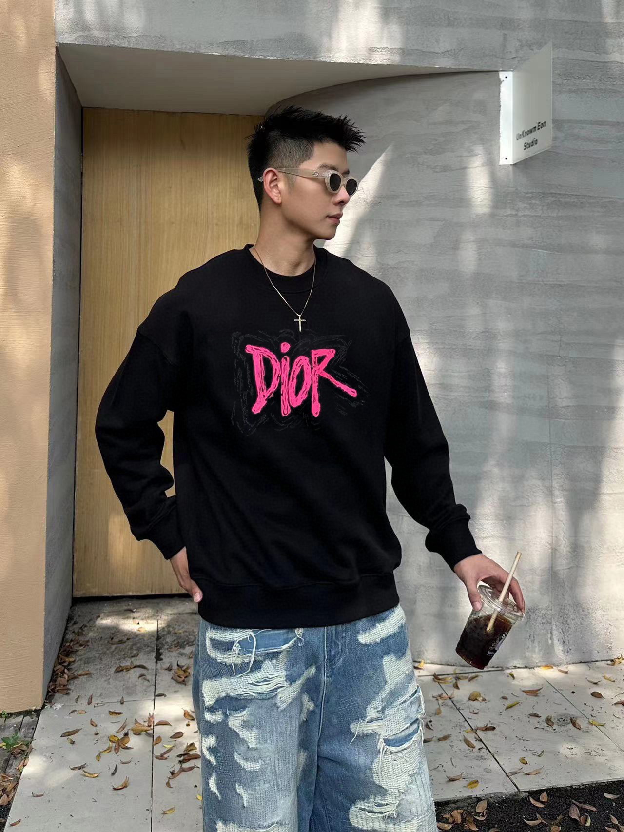 NO:548120,Dior High-end custom 2025 new round neck sweatshirts. Exclusive and series that are carefully designed, combining comfort and exquisiteness, enhance your dress style this autumn. The series includes a line of comfort, warmth, classic and fashionable. JJ sleeves streamlined cutting, practical and versatile, and extremely high-end luxury. Number of code M-4XL (be sure to report height and weight to place an order), dior, hoodie, sweatshirts, alexander wang19860909迪奥 高端定制2025新款圆领卫衣 精心设计、兼具舒适性和精致感的专属和系列,提升您这个秋季的着装格调.该系列包含舒适保暖、经典时尚一线 JJ袖子流线型裁剪 实用百搭 极具高端奢华感 码数M-4XL（下单一定要报身高体重）,,dior,hoodie,sweatshirts,alexander wang,Men's clothing