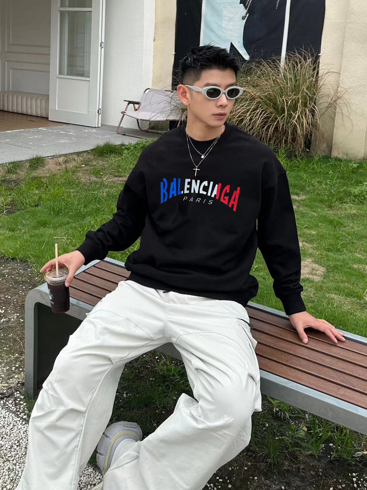 NO:548130,Balenciaga high-end custom 2025 new round neck sweatshirts. A carefully designed exclusive and series that combines comfort and sophistication to enhance your dress style this autumn. The series includes a line of comfort, warmth, classic and fashionable. JJ sleeves streamlined cutting, practical and versatile, and extremely high-end luxury. Number M-4XL (be sure to report height and weight to place an order),,balenciaga,hoodie,sweatshirts,alexander wang19860909巴黎世家 高端定制2025新款圆领卫衣 精心设计、兼具舒适性和精致感的专属和系列,提升您这个秋季的着装格调.该系列包含舒适保暖、经典时尚一线 JJ袖子流线型裁剪 实用百搭 极具高端奢华感 码数M-4XL（下单一定要报身高体重）,,balenciaga,hoodie,sweatshirts,alexander wang,Men's clothing