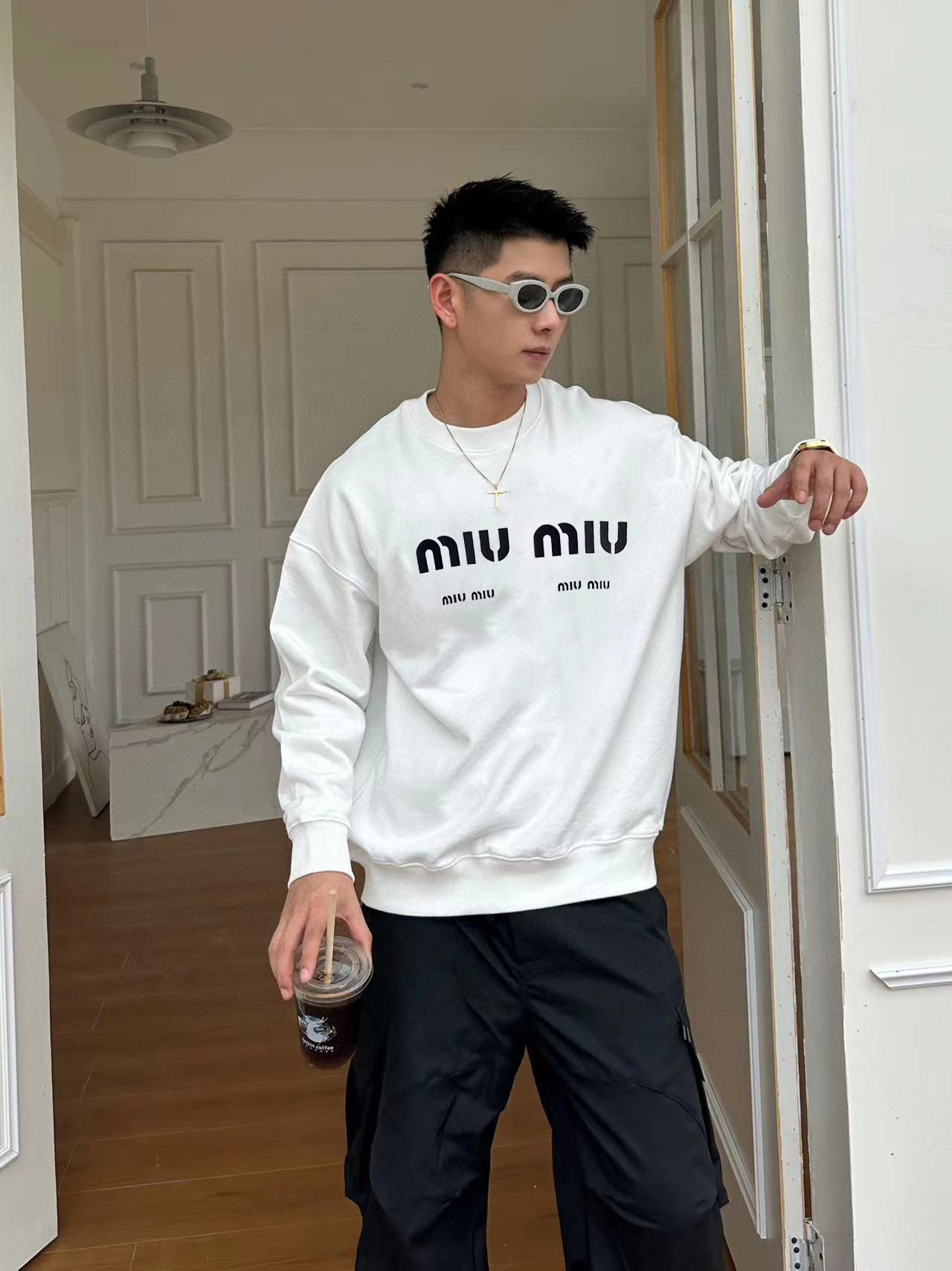 NO:529126,MIU MIU high-end custom 2025 new round neck sweatshirts. A carefully designed exclusive and series that combines comfort and sophistication to enhance your dress style this autumn. The series includes a line of comfort, warmth, classic and fashionable. JJ sleeves streamlined cutting, practical and versatile, and extremely high-end luxury. Number of code M-4XL (be sure to report height and weight to place an order),,miumiu,hoodie,sweatshirts,alexander wang19860909MIU MIU 高端定制2025新款圆领卫衣 精心设计、兼具舒适性和精致感的专属和系列,提升您这个秋季的着装格调.该系列包含舒适保暖、经典时尚一线 JJ袖子流线型裁剪 实用百搭 极具高端奢华感 码数M-4XL（下单一定要报身高体重）,,miumiu,hoodie,sweatshirts,alexander wang,Men's clothing