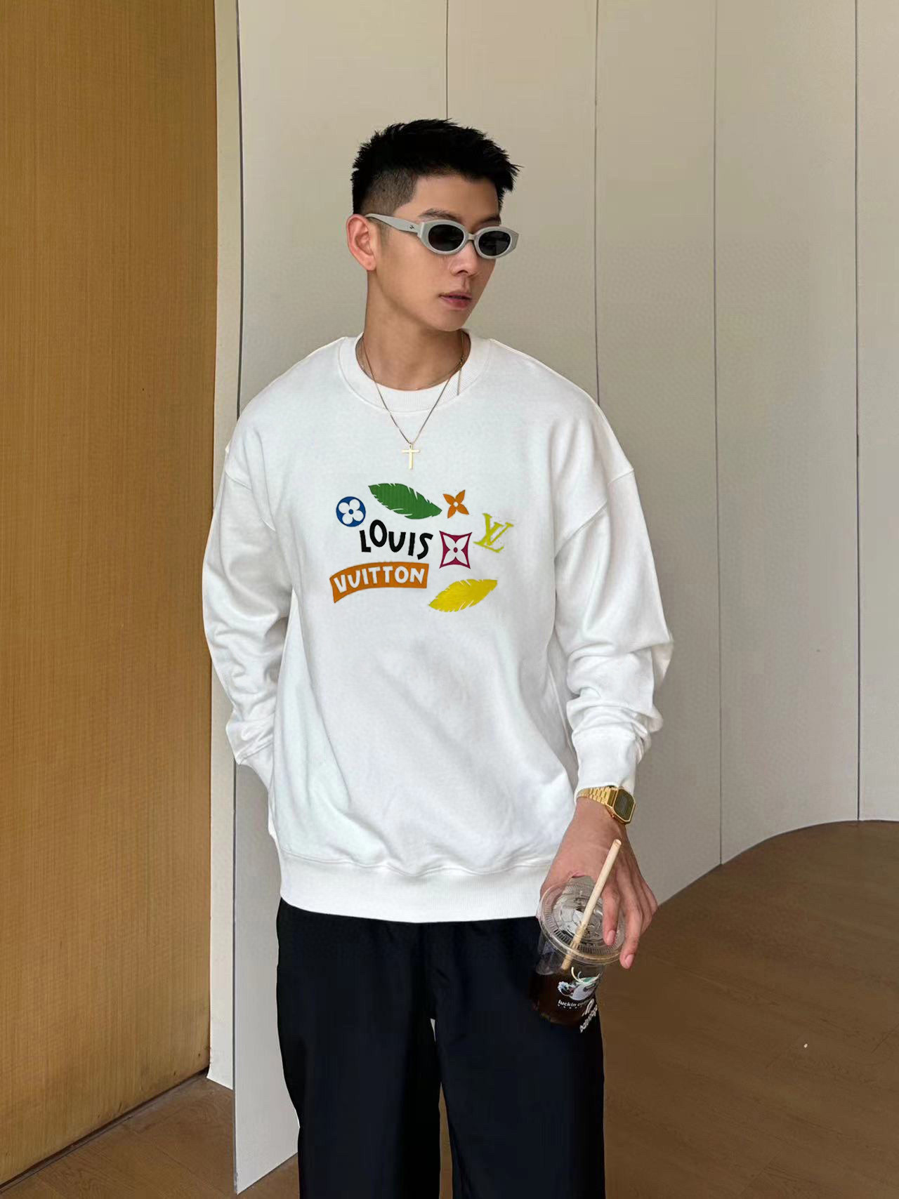 NO:529129,LV high-end custom 2025 new round neck sweatshirts. A carefully designed exclusive and series that combines comfort and sophistication to enhance your autumn dress style. This series includes a line of comfort, warmth, classic fashion. JJ sleeves streamlined cutting, practical and versatile, and extremely high-end luxury. Number M-4XL (be sure to report height and weight to place an order),,louis vuitton,hoodie,sweatshirts,alexander wang19860909LV 高端定制2025新款圆领卫衣 精心设计、兼具舒适性和精致感的专属和系列,提升您这个秋季的着装格调.该系列包含舒适保暖、经典时尚一线 JJ袖子流线型裁剪 实用百搭 极具高端奢华感 码数M-4XL（下单一定要报身高体重）,,louis vuitton,hoodie,sweatshirts,alexander wang,Men's clothing